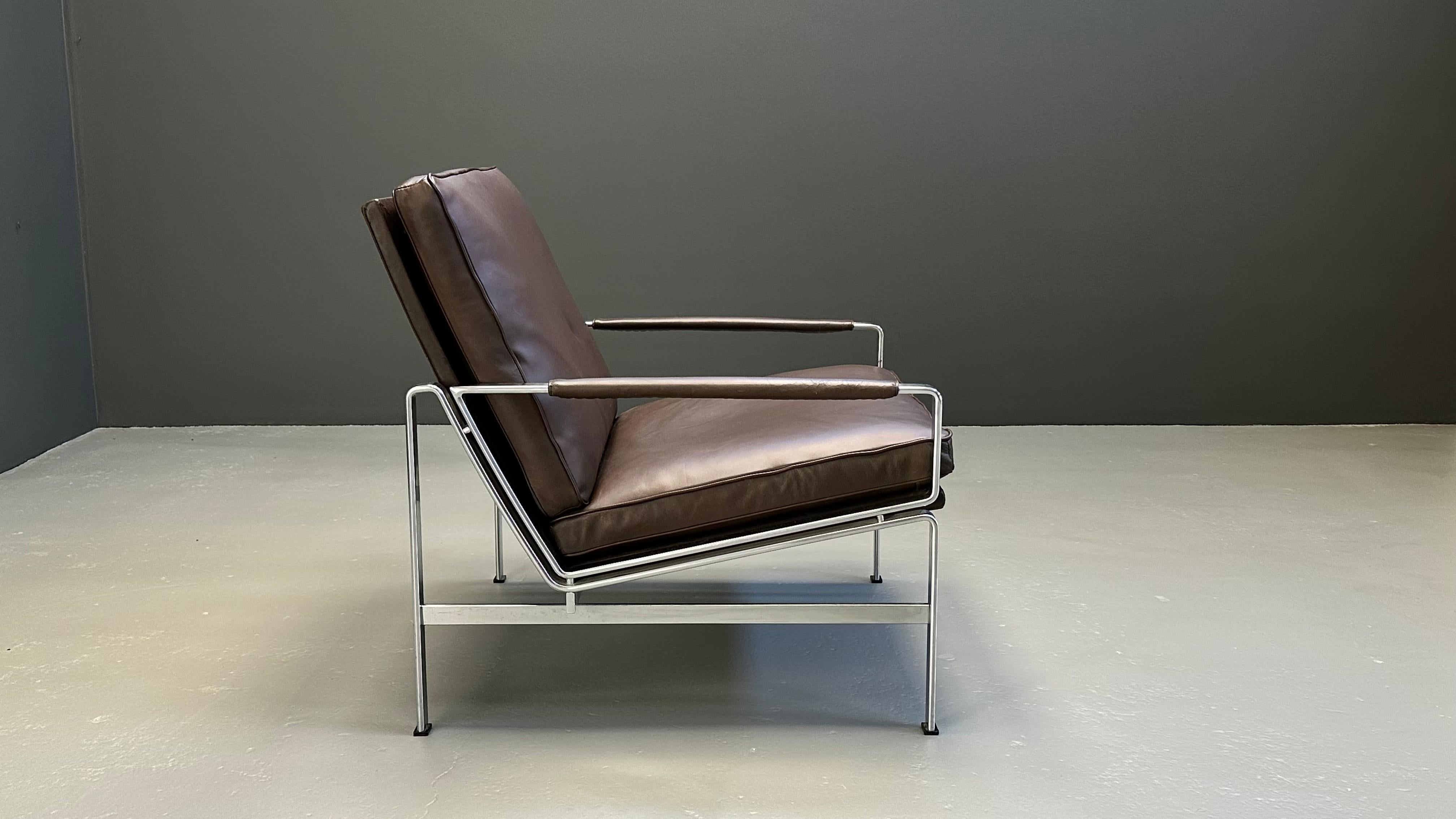 Fantastico set di divani dal design scandinavo disegnato da Jørgen Kastholm & Preben Fabricius e prodotto da Kill International.


Questi splendidi divani da collezione di alta gamma sono stati parzialmente rinnovati rispettando il colore e la