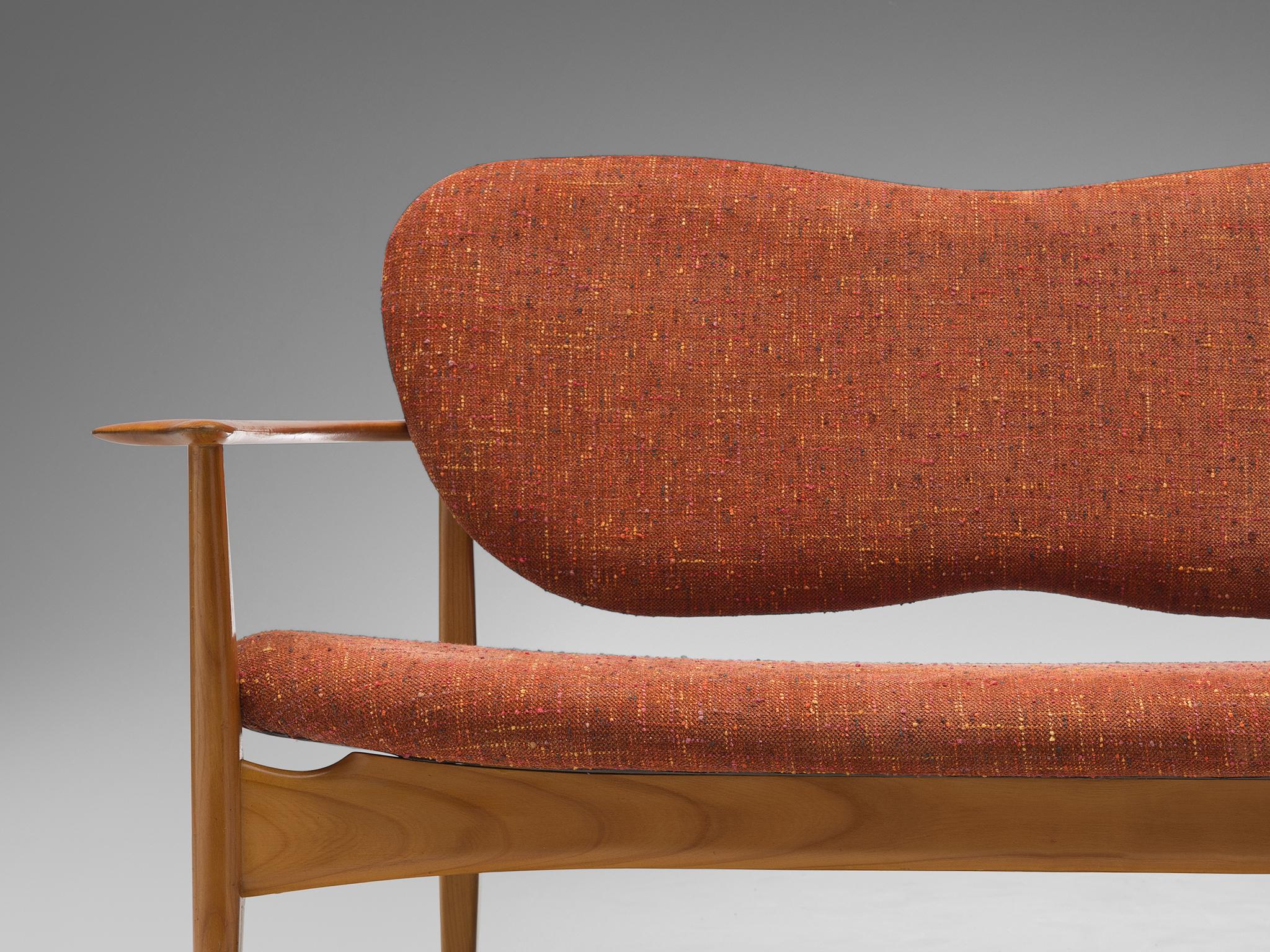 Dänisches Sofa mit Kirschbaumholz- und orangefarbener Polsterung  (Mitte des 20. Jahrhunderts) im Angebot