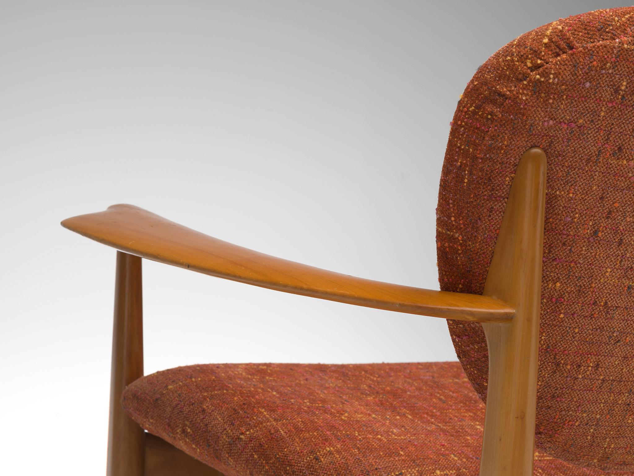 Dänisches Sofa mit Kirschbaumholz- und orangefarbener Polsterung (Mitte des 20. Jahrhunderts) im Angebot