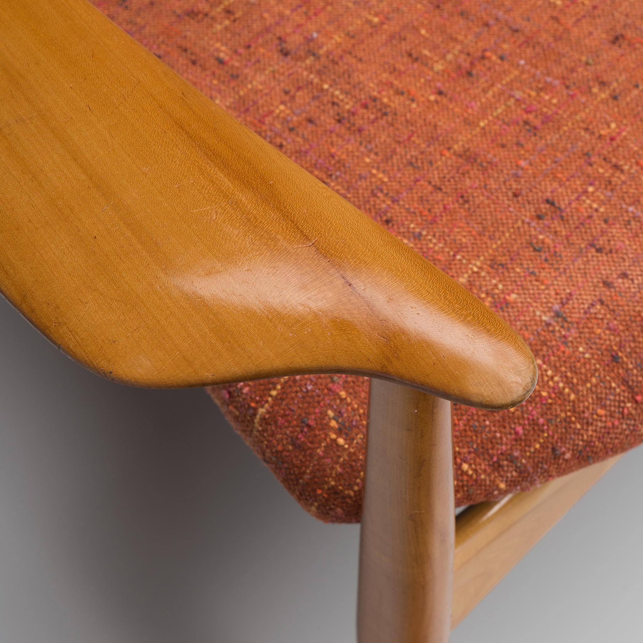 Dänisches Sofa mit Kirschbaumholz- und orangefarbener Polsterung (Stoff) im Angebot