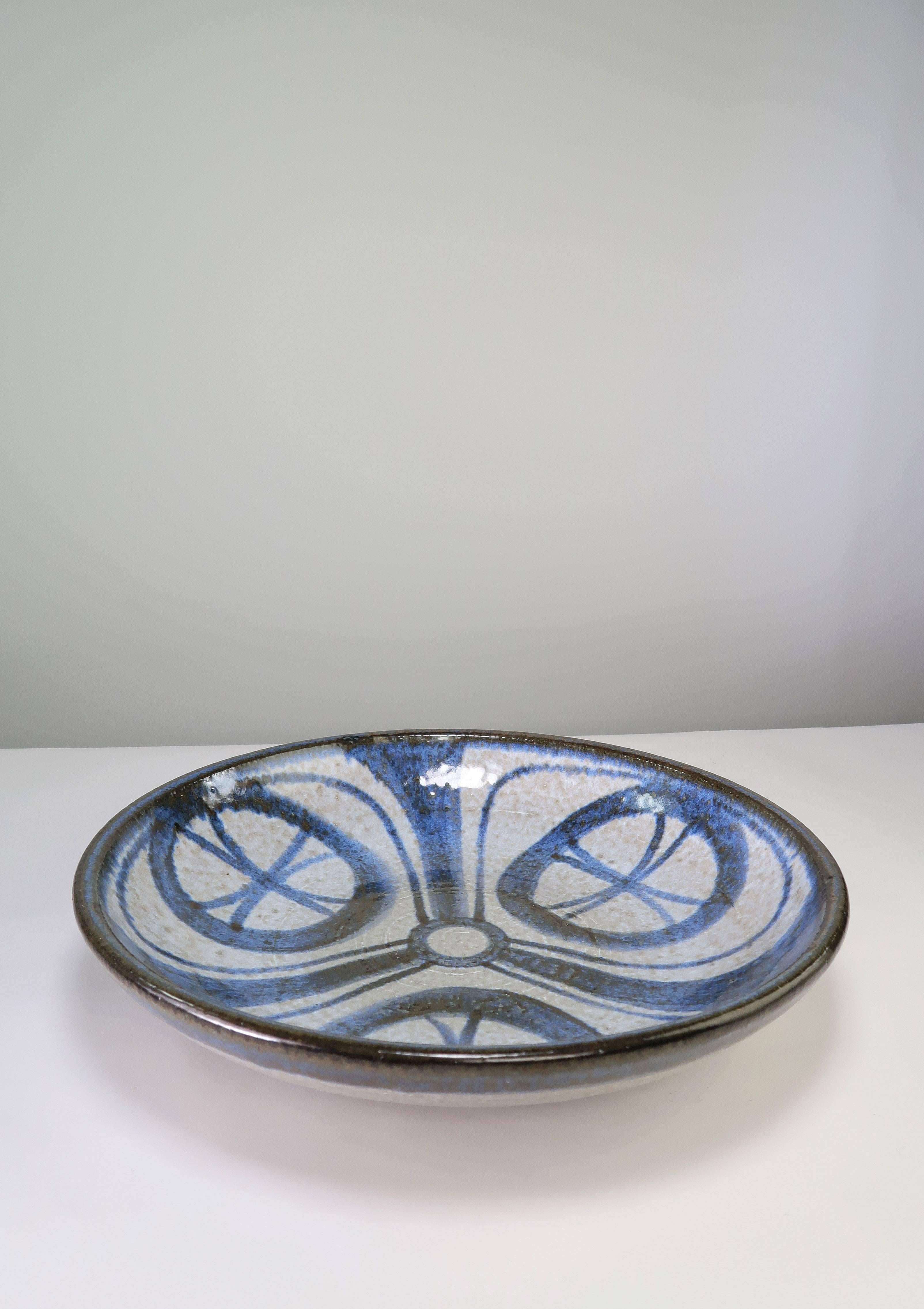 Danish modern handmade ceramic bowl, centrepiece or wall decoration designed by Svend Aage Jensen for Soholm Pottery. Hand decorated with deep blue circle pattern on light grey and dark blue edges. Original label in Danish on front. Stamped on base.