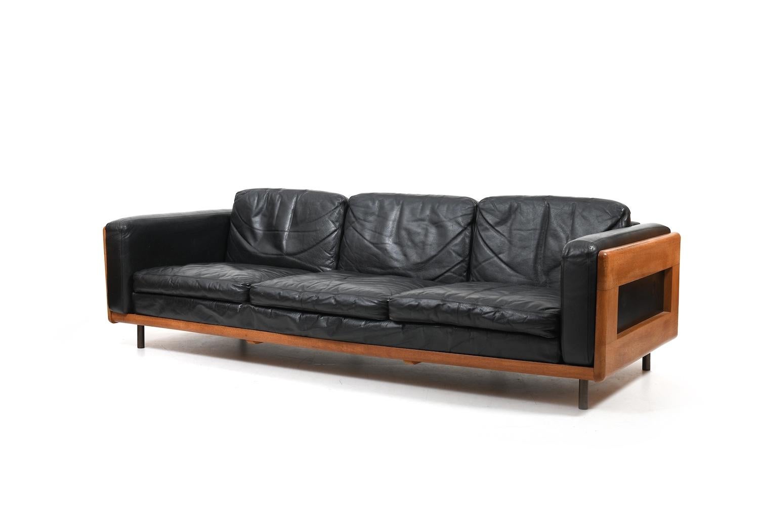 1960s produced danish three seater sofa in solid oak and black leather. Original patinated brass legs and cushions. Denmark c. 1965. vDeep sofa with a seat height of 33 cm.