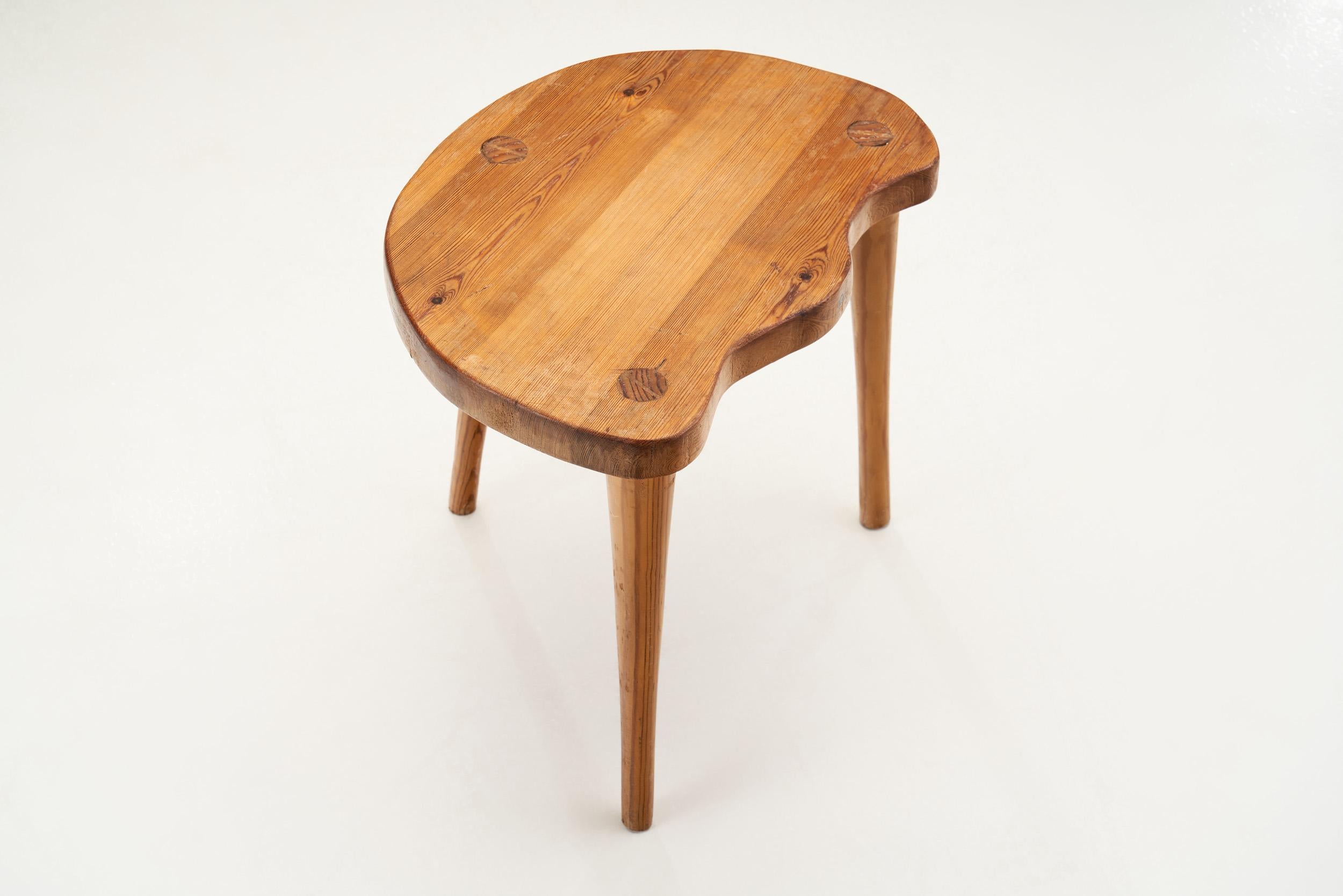 Tabouret tripode en pin massif danois, Danemark, années 1960 en vente 4