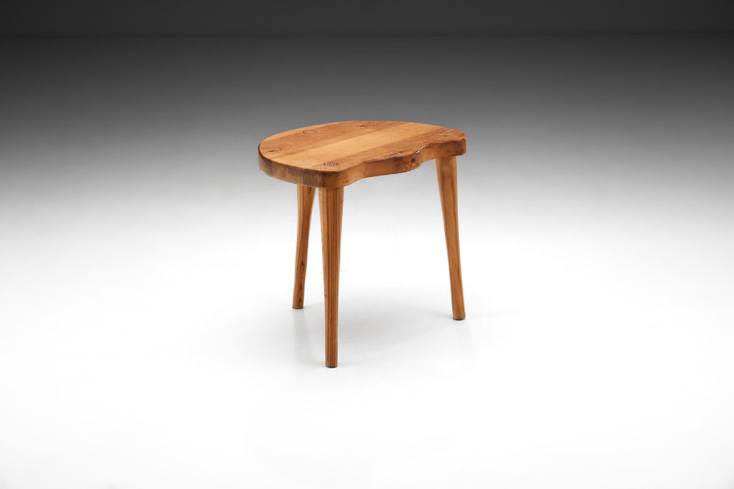 This stool is aesthetically, a tempered Modernism in design: clean forms without exaggeration with the high-quality work of Danish cabinetmakers. Humble in its material and size, this pine stool still draws attention thanks to its distinctive look