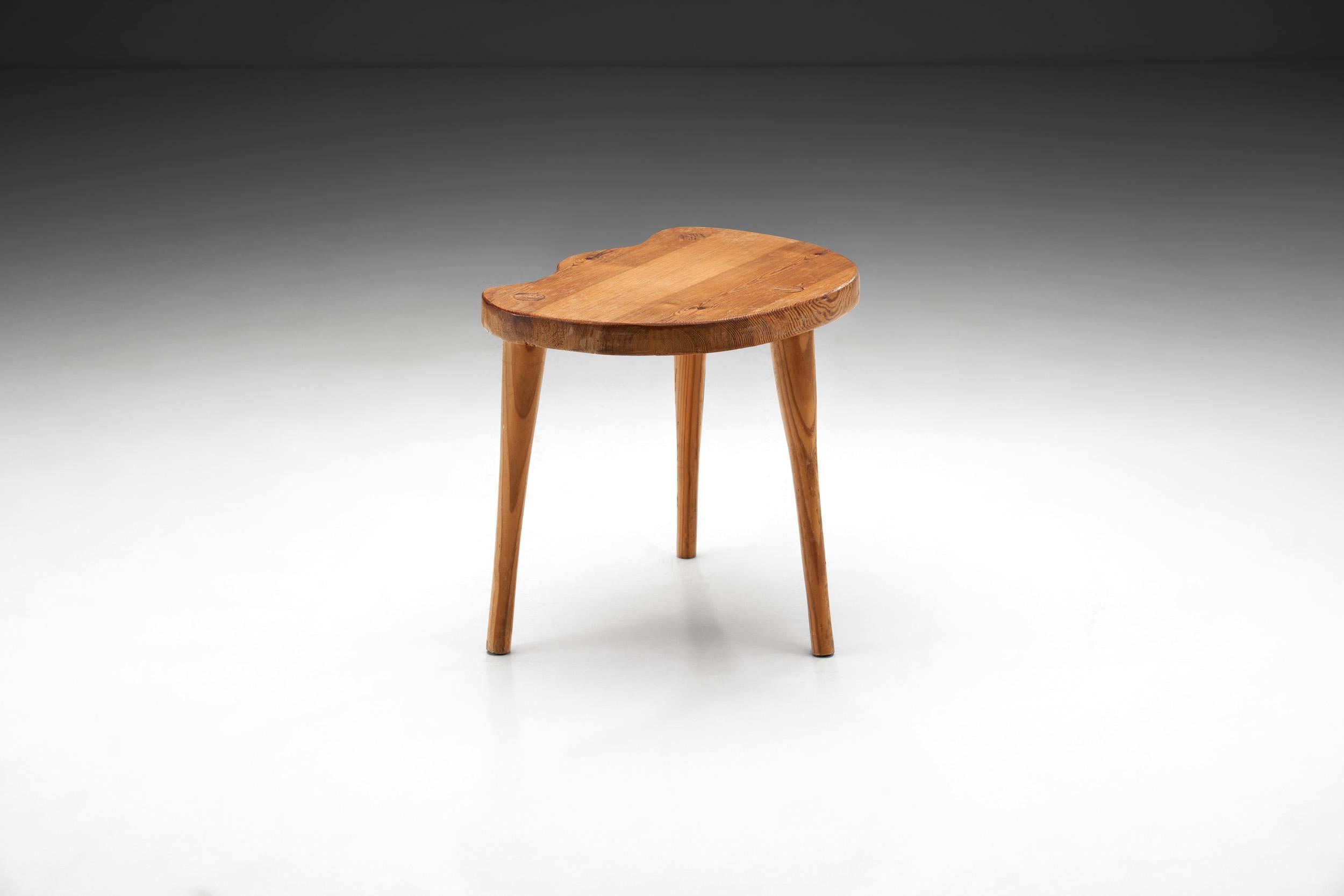 Danish Solid Pine Tripod Stool, Denmark, 1960s In Good Condition For Sale In Utrecht, NL