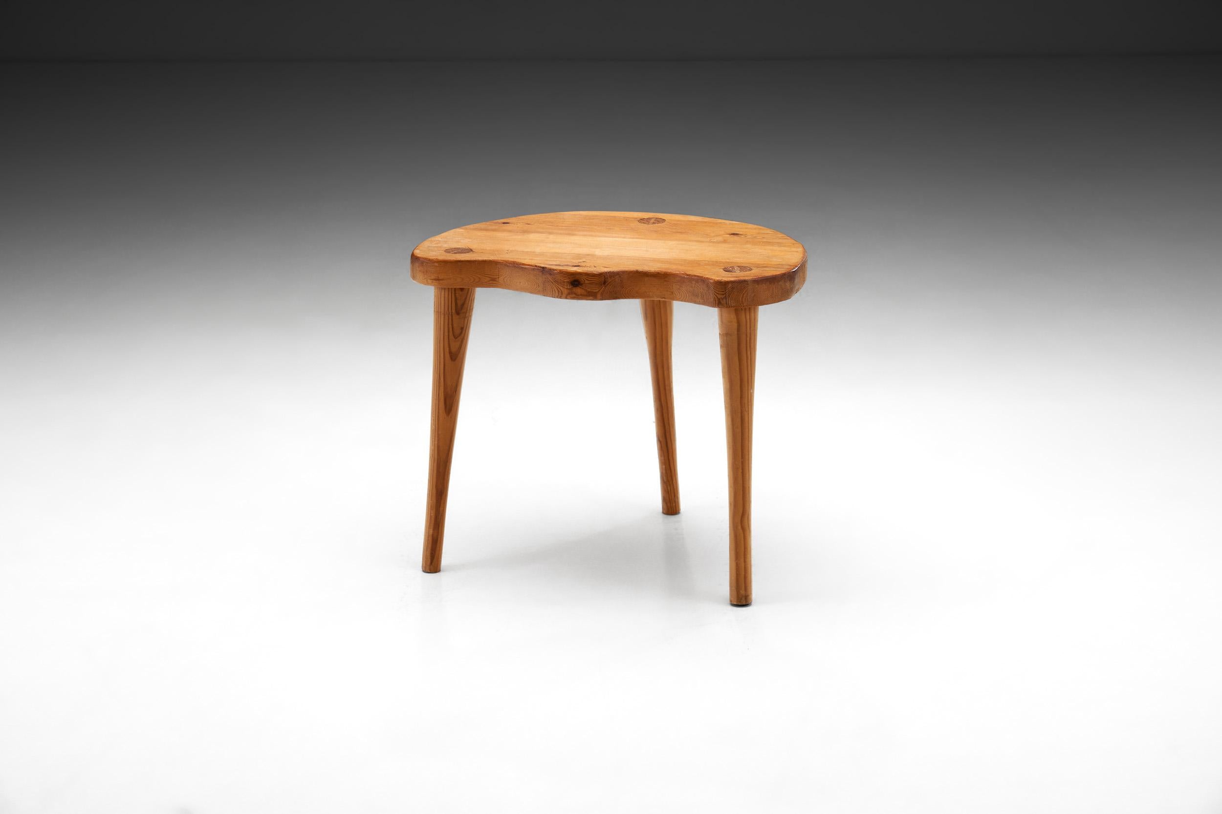 Tabouret tripode en pin massif danois, Danemark, années 1960 Bon état - En vente à Utrecht, NL