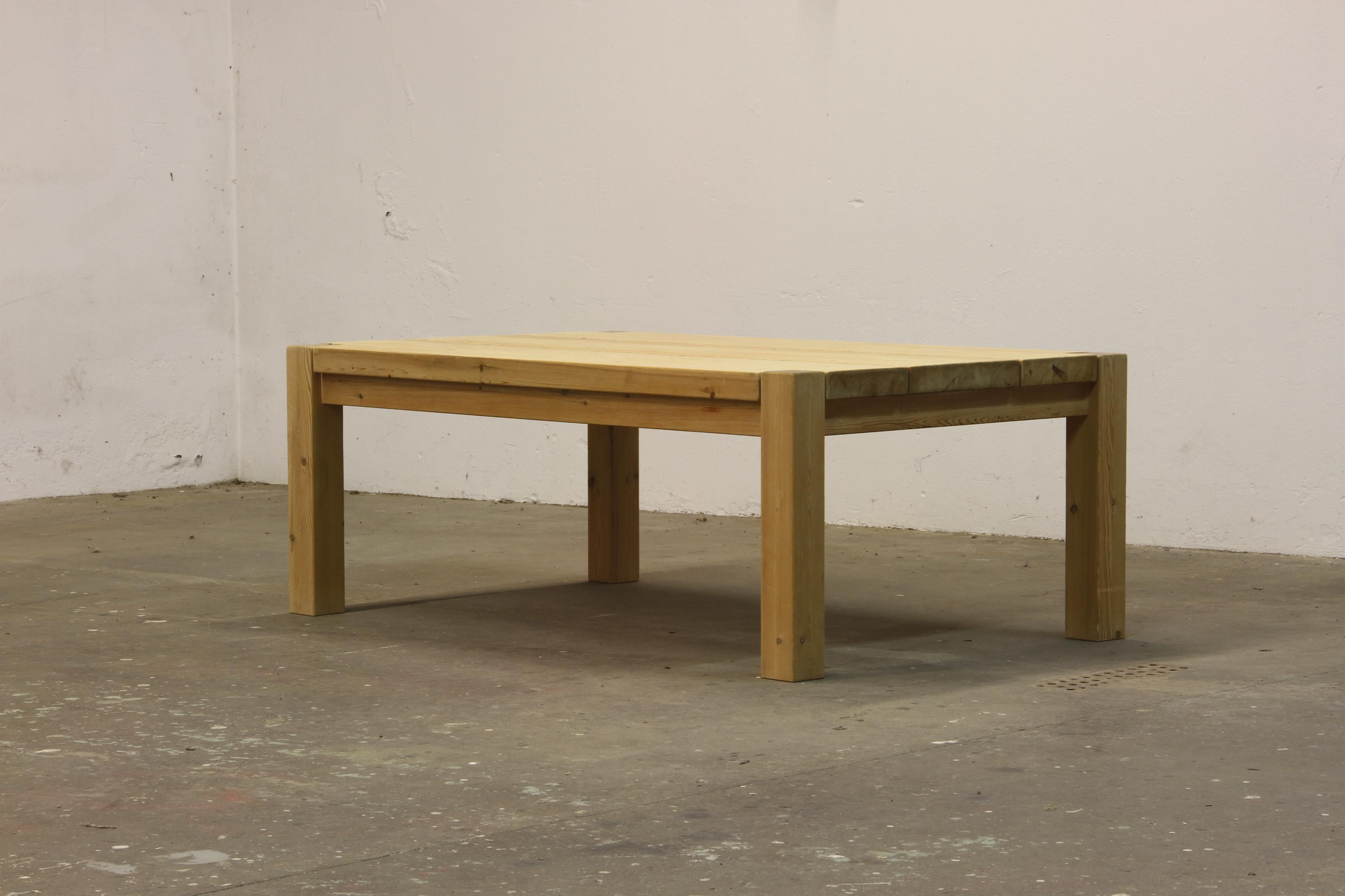 Cette table en pin massif des années 1970/80 reflète l'élégance nordique du style de Knud Friis & Eleg. Fabriquée avec précision, la table arbore l'esthétique claire et pâle du bois de pin brut et lisse d'une époque où les grains plus serrés du bois