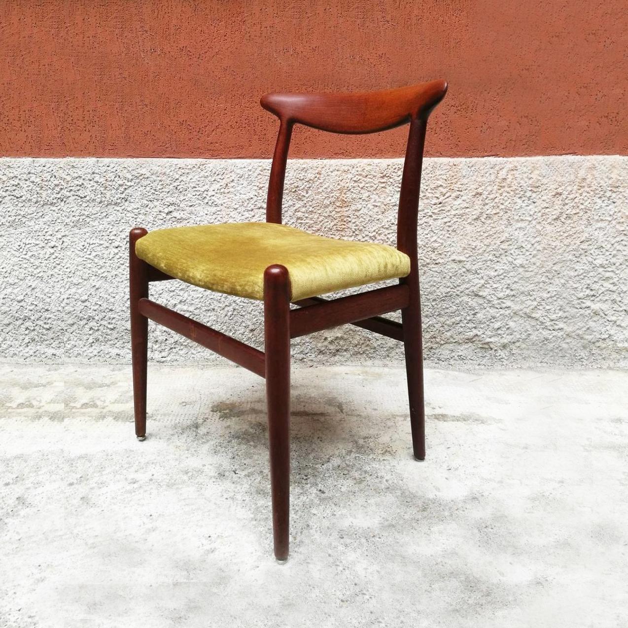 Danish solid teak and velvet chairs by Hans Wegner by Madsens, 1950s
Set of six W2 chairs in solid teak with velvet seat.
Made by Madsens, Denmark.
Excellent state of conservation.
Measures: 46 x 58 x 76 H cm backrest.
