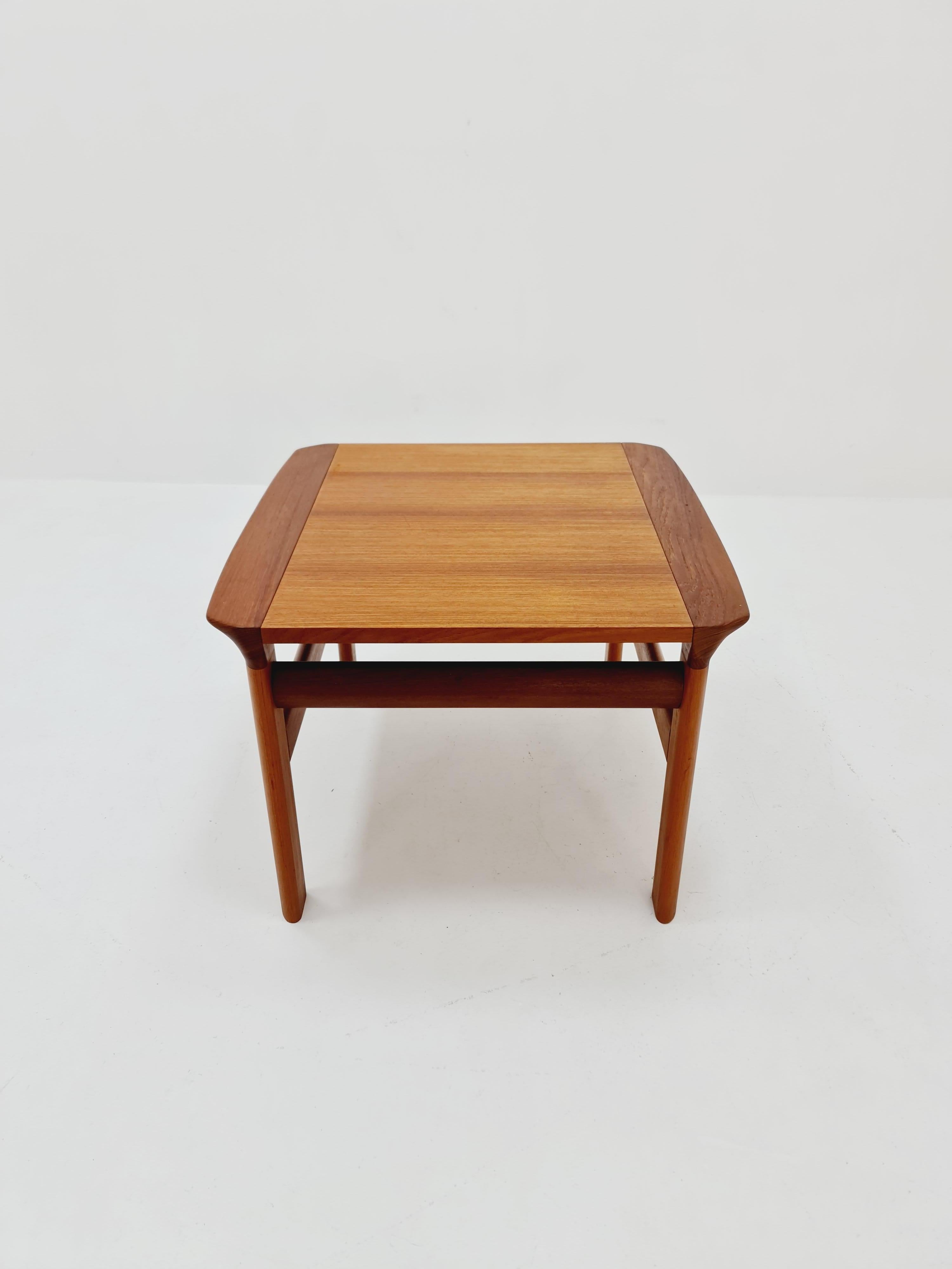 Danish Teak Coffee table by Sven Ellekaer for Komfort Møbelfabrik, 1960s

Design year: 1960s 

Made in Denmark by Sven ellekaer for Komfort Møbelfabrik

Dimensions: : 71 D x 71 B x 51 H cm

It is in great vintage condtion, however, as with all