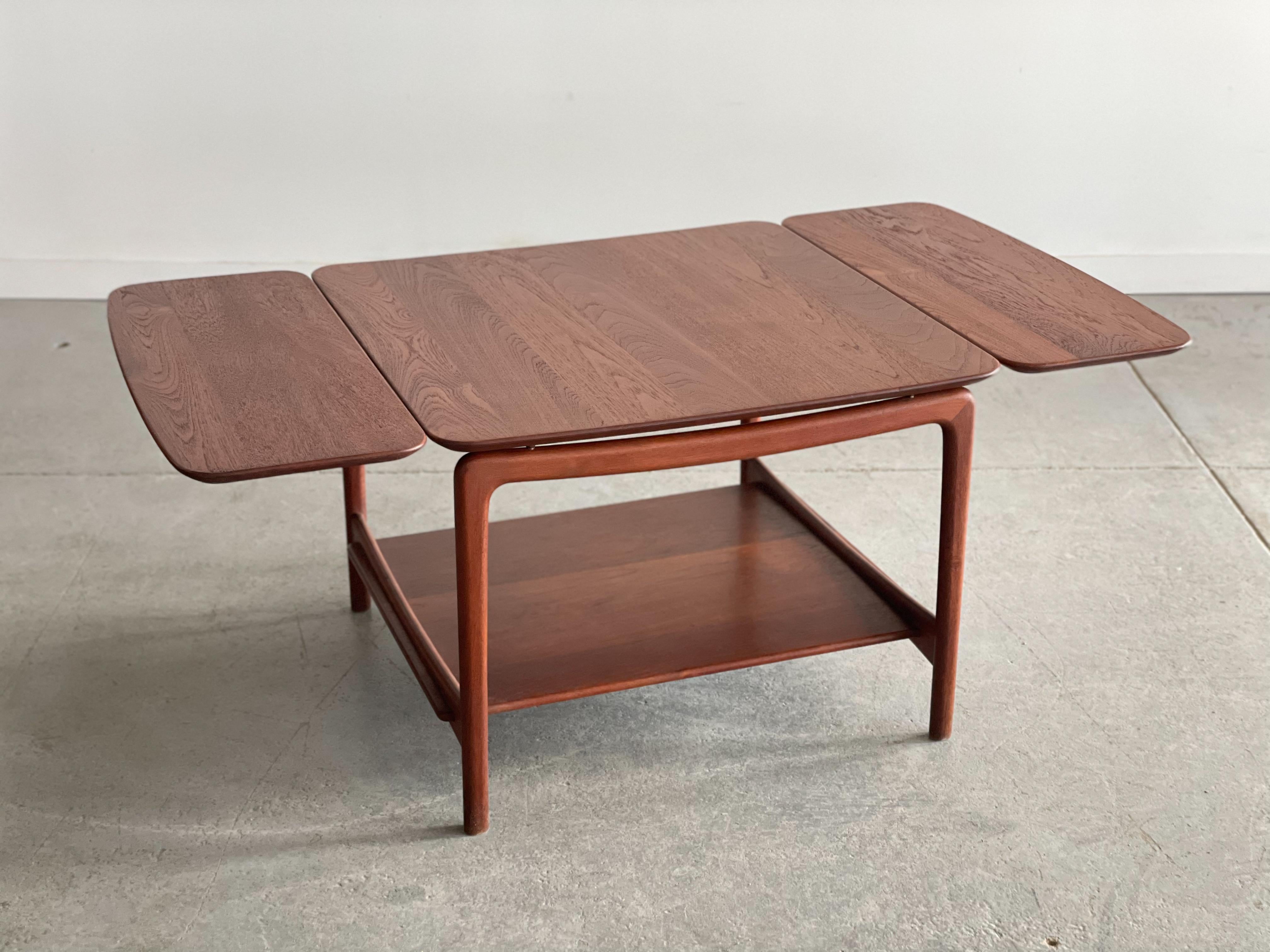 Une incroyable table basse en teck massif conçue par Peter Hvidt et Orla Molgaard-Nielsen pour la France et Daverkosen, Danemark. Il s'agit d'une pièce magnifiquement conçue, avec de nombreux détails uniques et bien pensés. Cette pièce sculpturale
