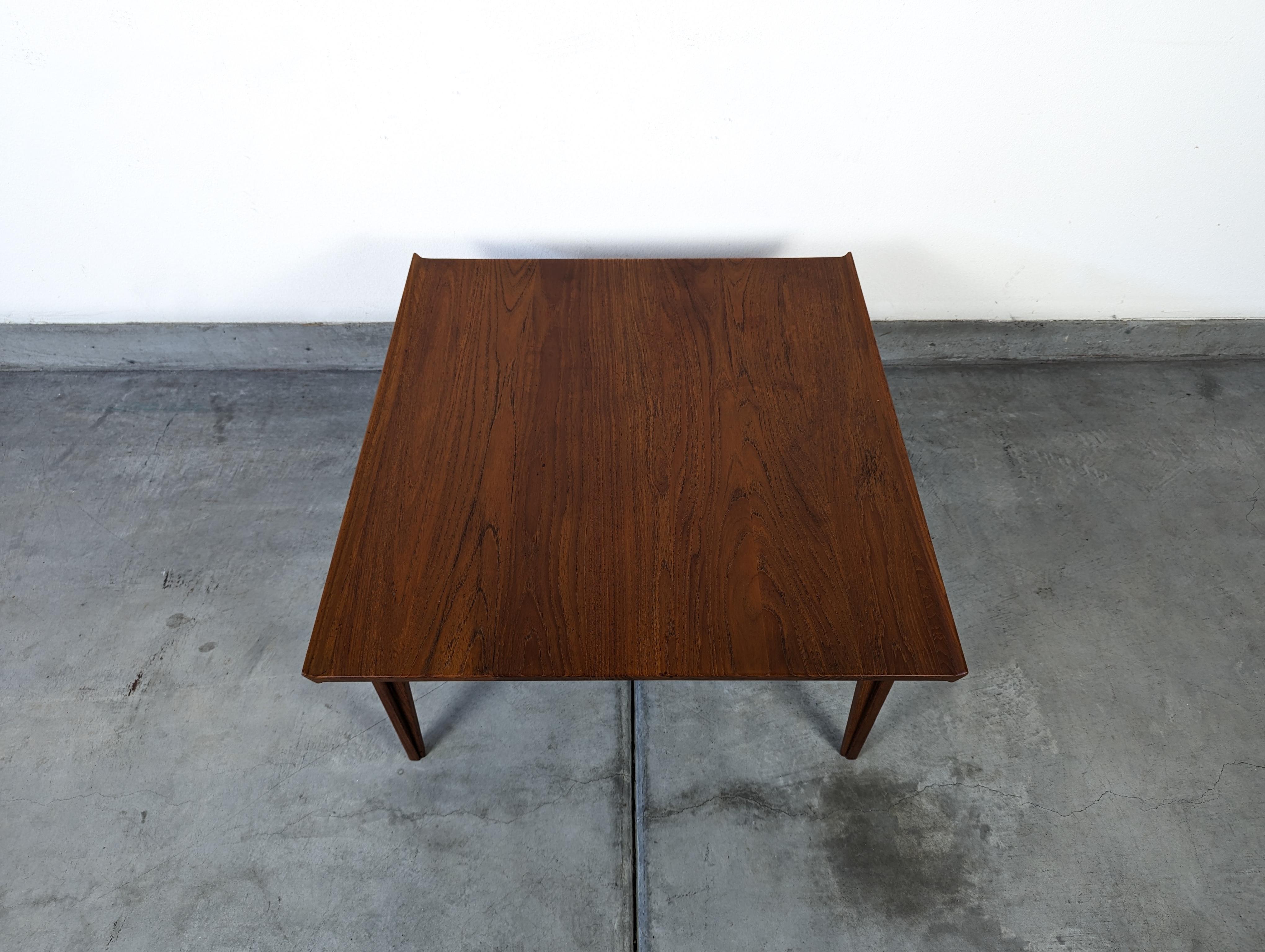 Lassen Sie sich von der zeitlosen Eleganz und der meisterhaften Handwerkskunst des dänischen modernen Designs inspirieren - mit diesem authentischen Couchtisch aus Teakholz aus der Mitte des Jahrhunderts, der in den 1950er Jahren von dem gefeierten