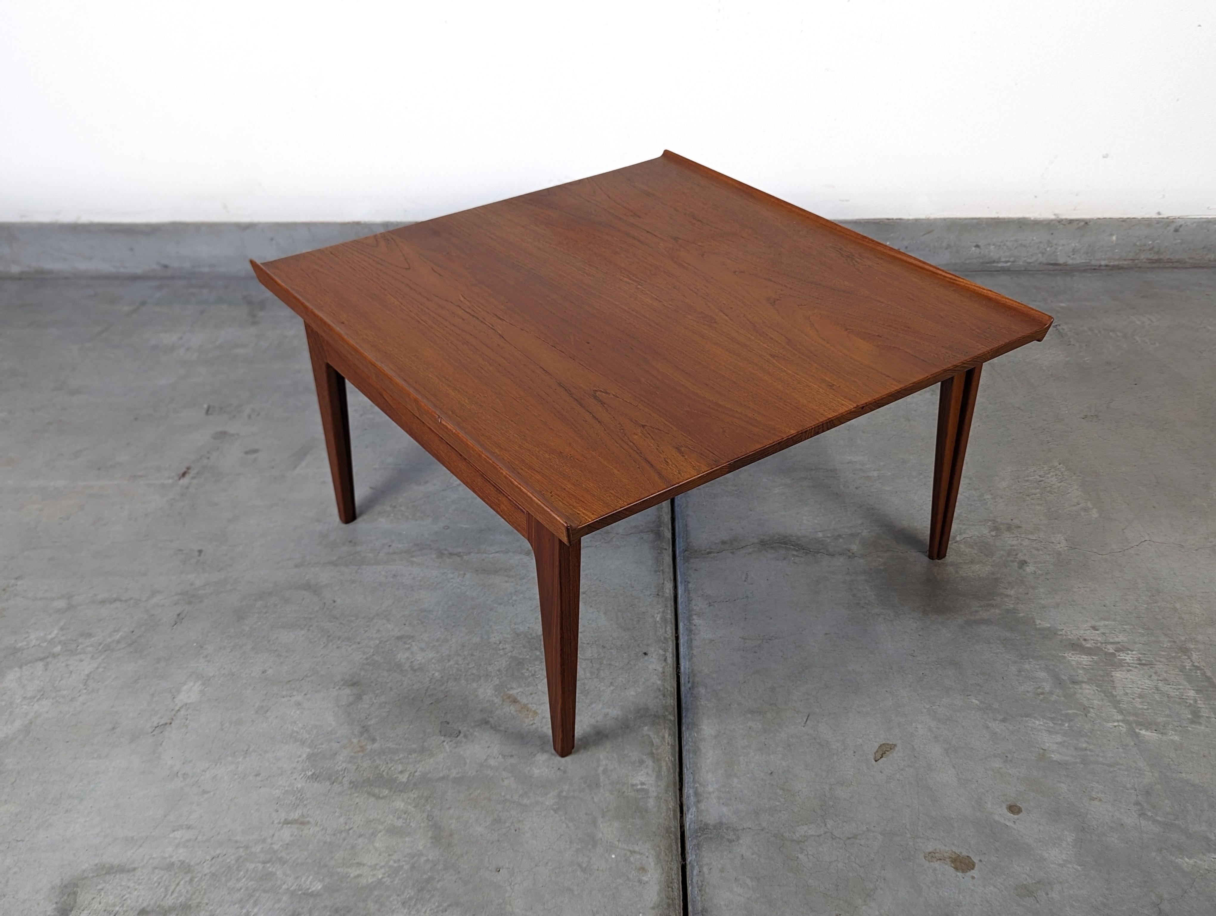 Dänischer Couchtisch aus massivem Teakholz aus der Mitte des Jahrhunderts von Finn Juhl für France & Søn, um 1950 im Angebot 2