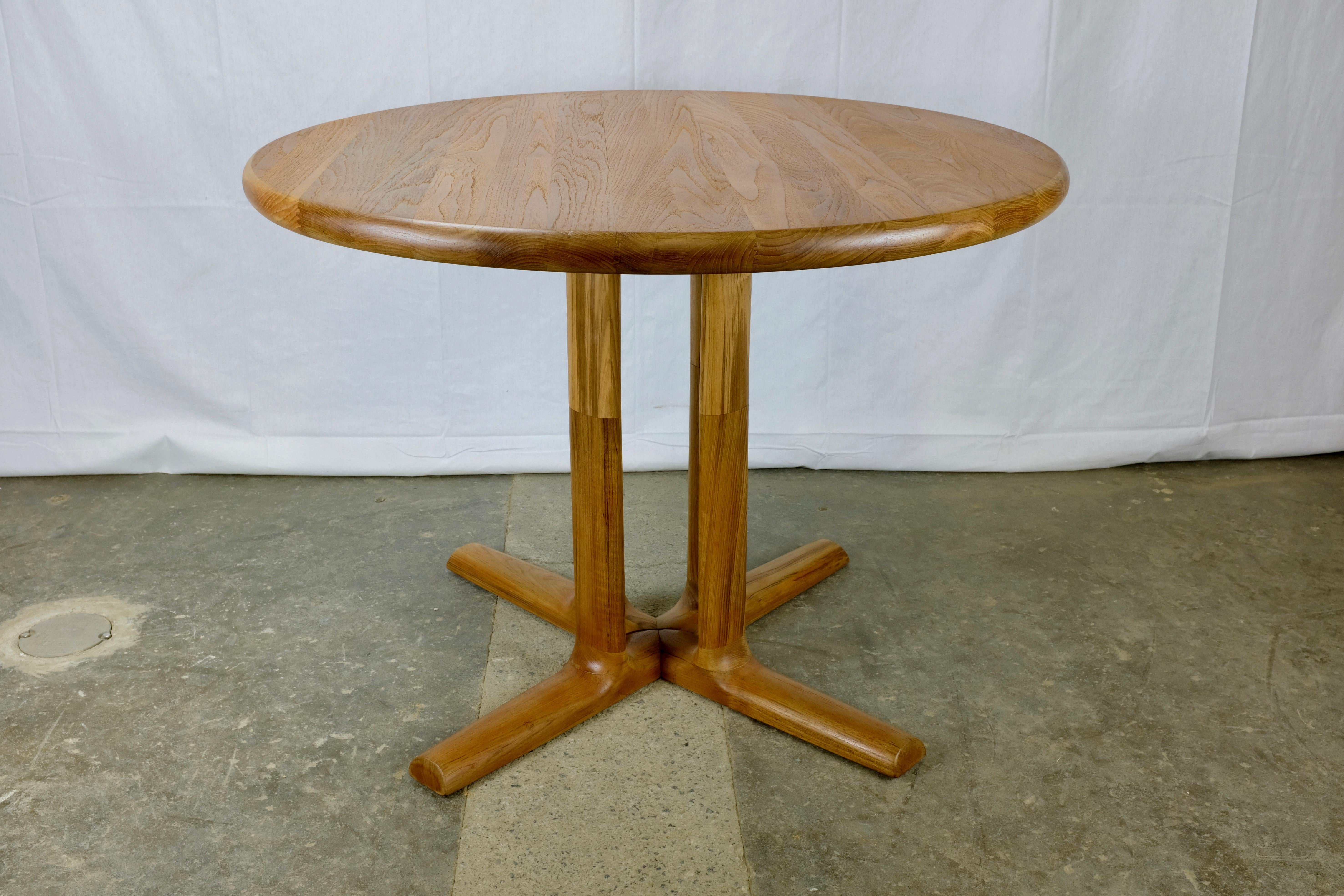 Circular dining table featuring a wonderful solid teak top with a thickness of 1.75