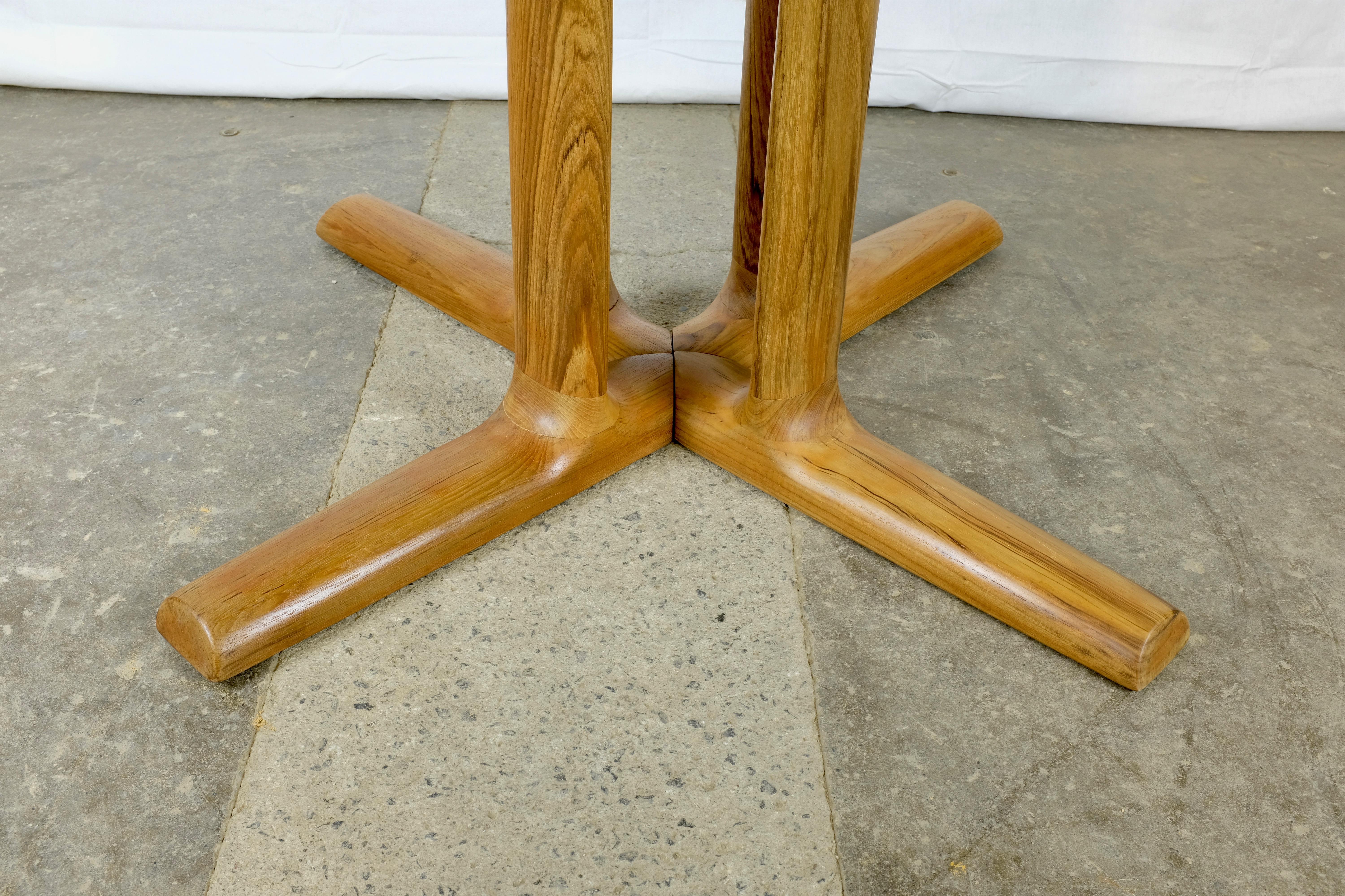 Danish Solid Teak Round Dining Table In Excellent Condition For Sale In Ottawa, ON