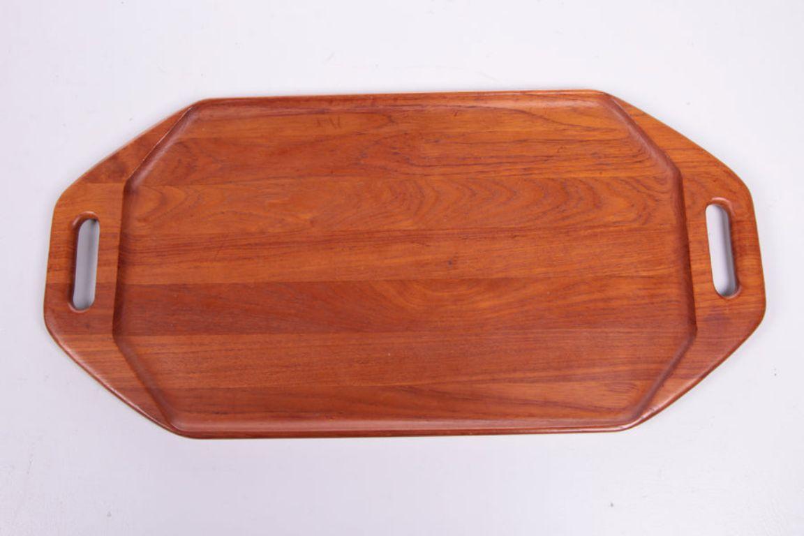 Danish Teak Tray Digsmed Model 911

Additional information:
Dimensions: 65 W x 32 D x 2 H cm
Period of Time: 1960
Country of origin: Denmark
Condition: Very good