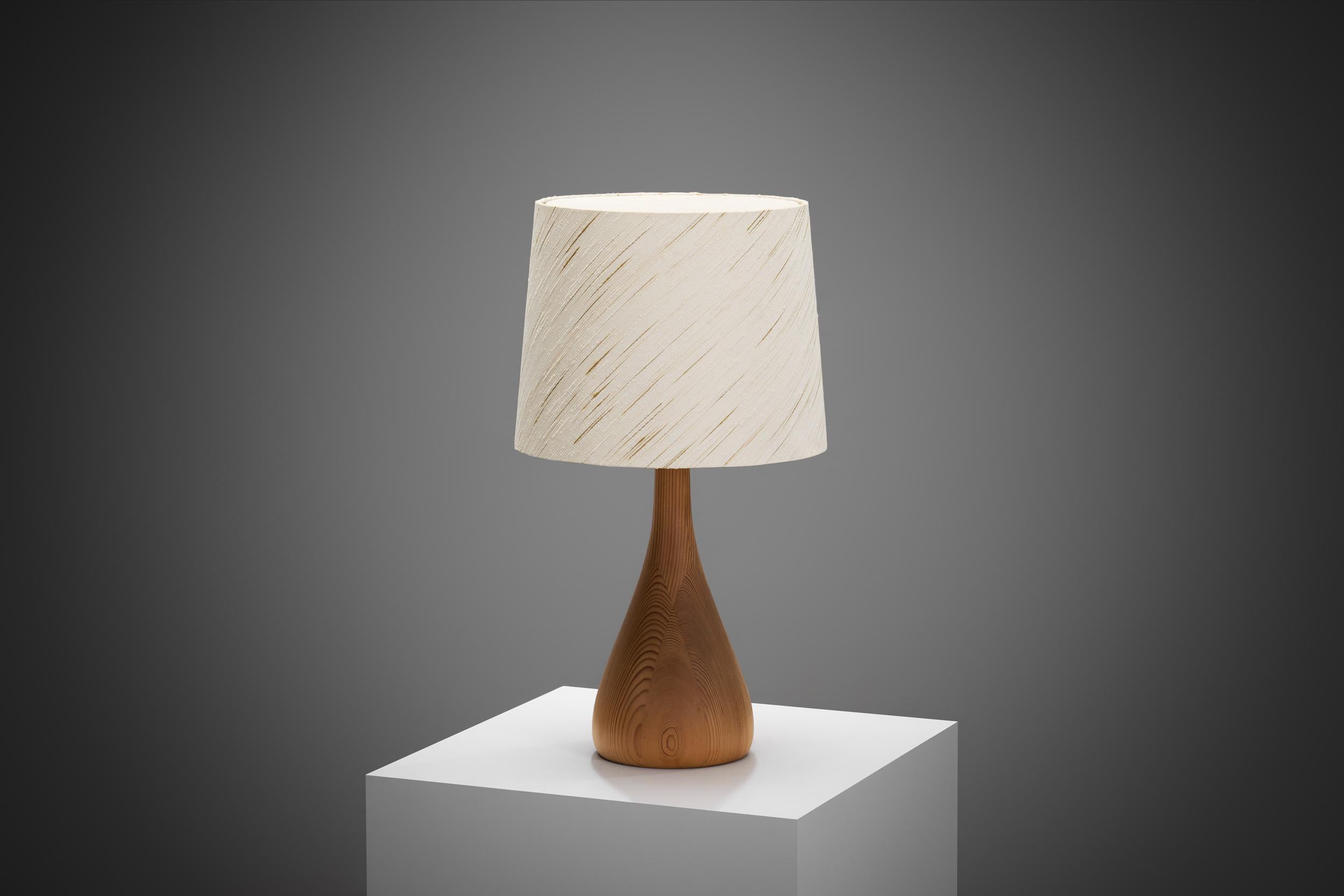Lámpara de mesa danesa de madera maciza en forma de lágrima, Dinamarca Siglo XX Moderno de mediados de siglo en venta