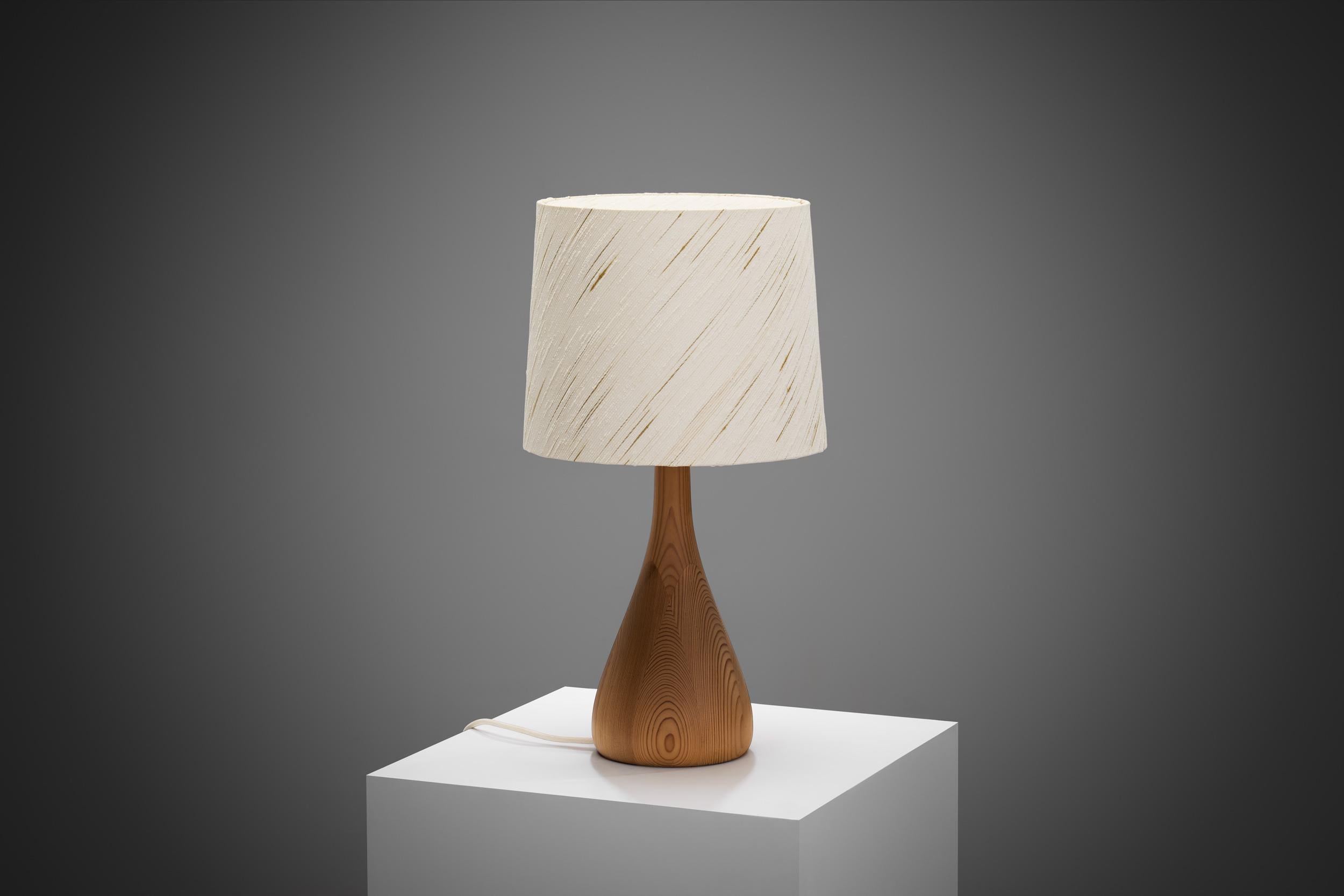 Lámpara de mesa danesa de madera maciza en forma de lágrima, Dinamarca Siglo XX en Bueno estado para la venta en Utrecht, NL