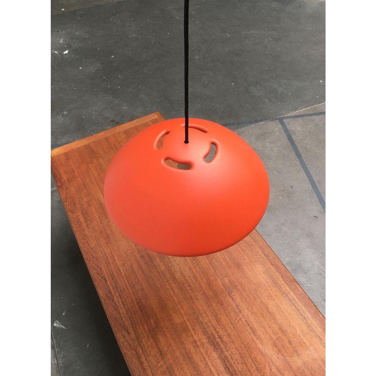 Rarissima lampada a sospensione della manifattura danese Fog & Mørup su disegno di Bjarne Bo degli anni '70. Un raro oggetto da collezione.

un design semplice basato su una speciale materialità. Il paralume è realizzato in un unico pezzo con