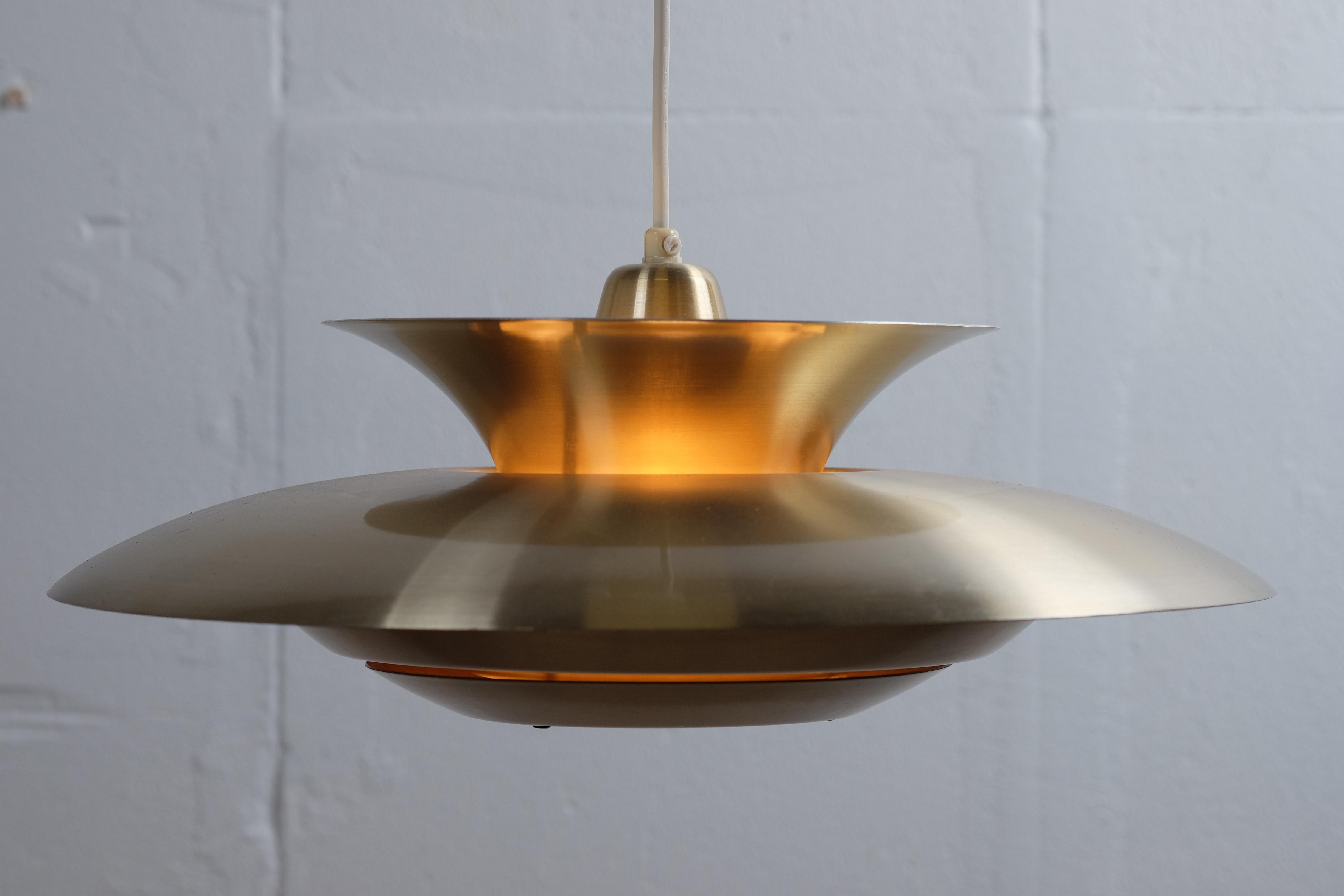Danish space age lamp from the early 1970s. Great ceiling light, perfect for the dining room. But also for the hallway. Provides a nice and warm light. The lamp are in good vintage condition only with a scratch (look detailed pictures).

  