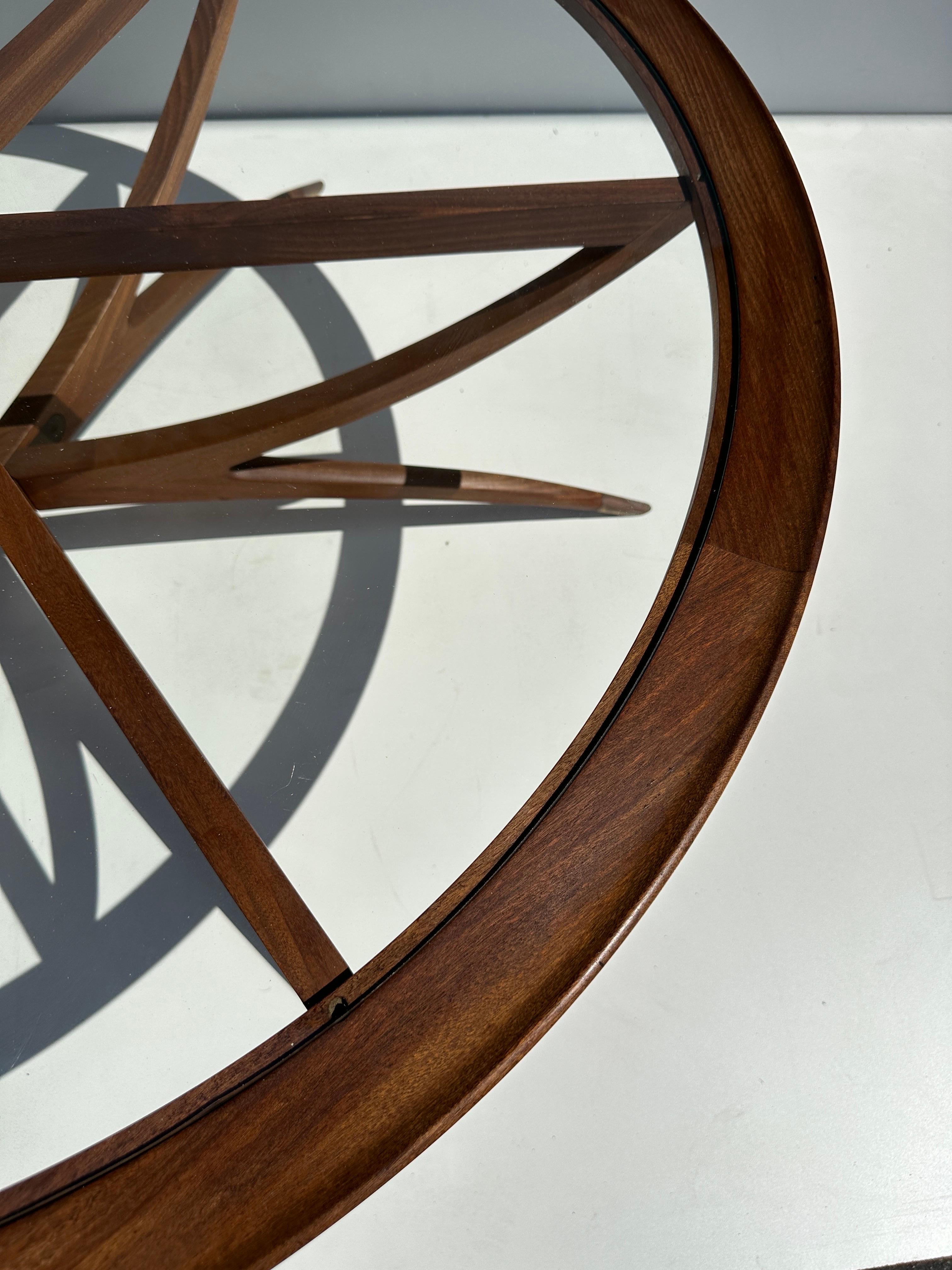 Table basse danoise à pattes d'araignée en vente 2