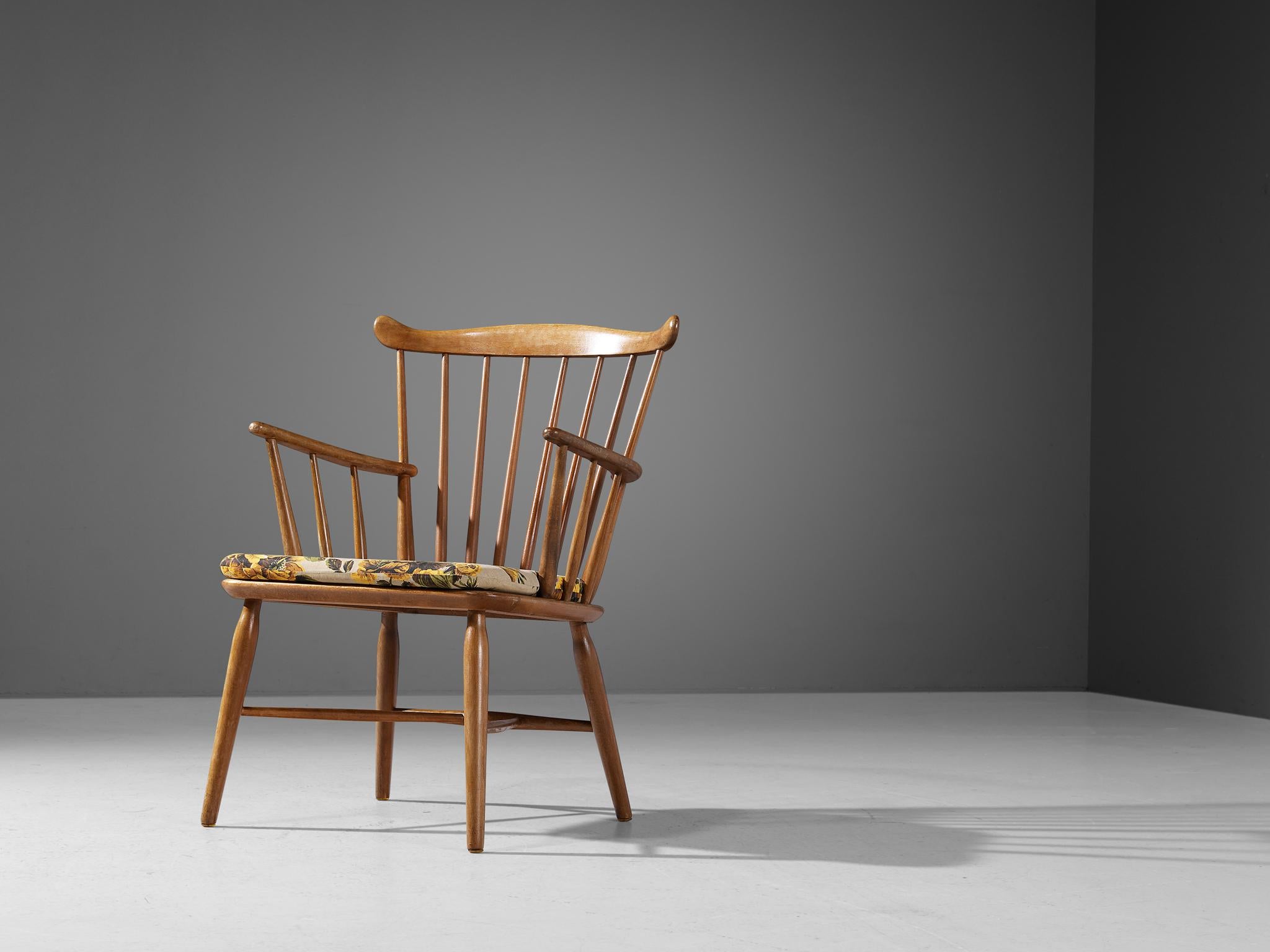Farstrup, sillón modelo 180, haya, tela, Dinamarca, años 60. 

Modesto sillón danés diseñado y fabricado por Farstrup. La estructura de madera presenta un elegante respaldo con finas lamas verticales que lo estructuran. Las bonitas patas cónicas y