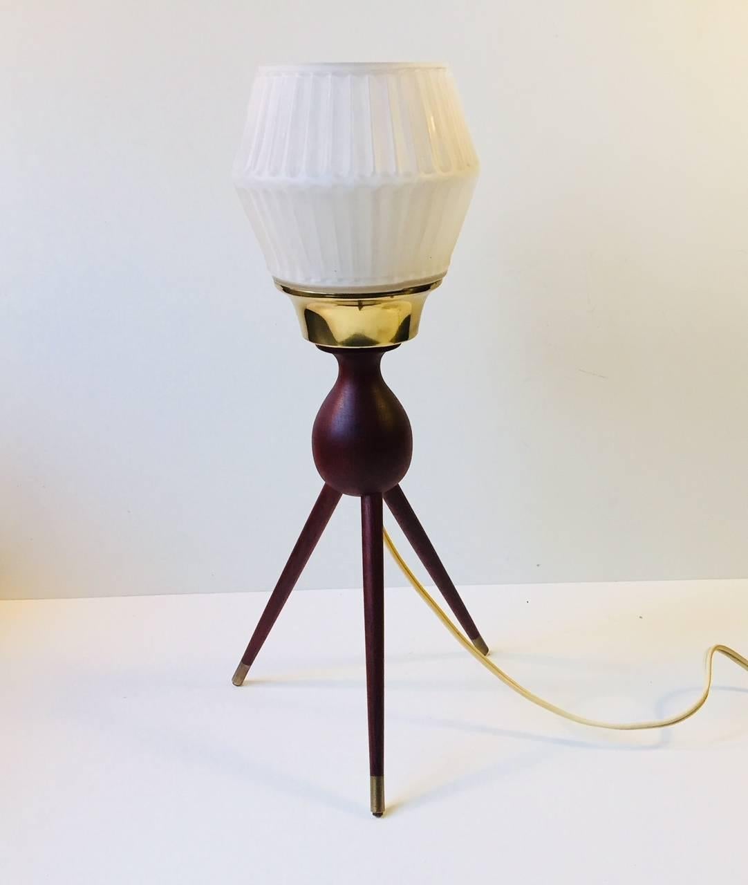 Mid-Century Modern Lampe de table danoise Spoutnik en teck:: laiton et verre taillé:: années 1950 en vente
