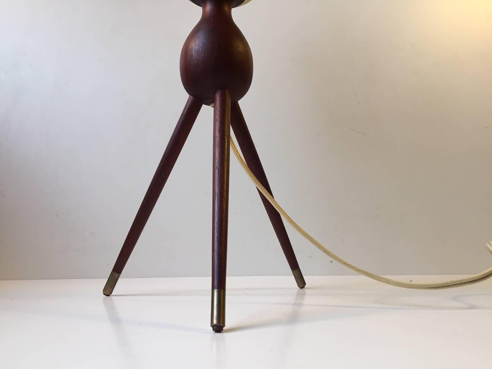 Lampe de table danoise Spoutnik en teck:: laiton et verre taillé:: années 1950 Bon état - En vente à Esbjerg, DK