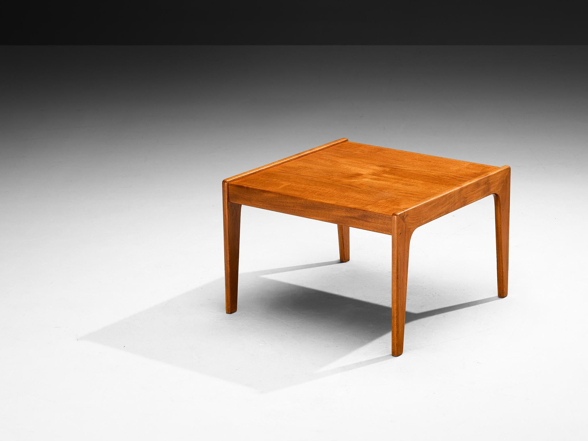 Couchtisch, Teakholz, Dänemark, 1950er Jahre

Dieser schlichte Couchtisch ist aus Teakholz gefertigt, das aus Dänemark stammt und in den 1950er Jahren hergestellt wurde. Das Design zeichnet sich durch klare Linien und minimalistische Eleganz aus,