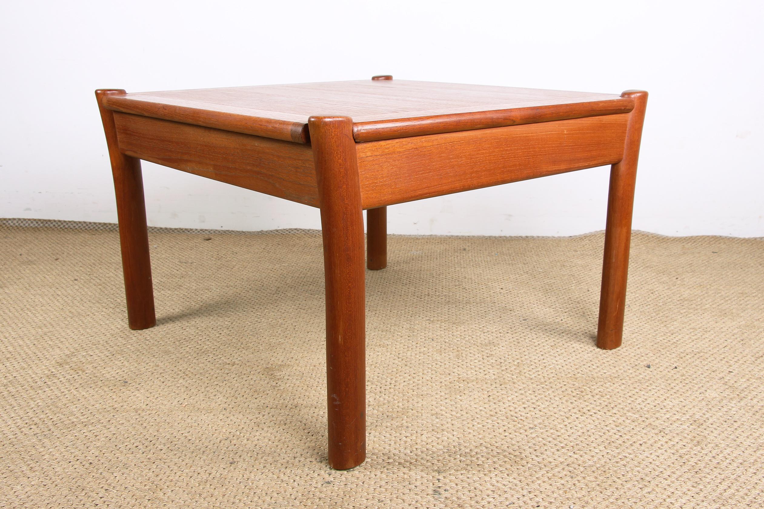 Danish square teak coffee table with reversible top 1960. For Sale 4