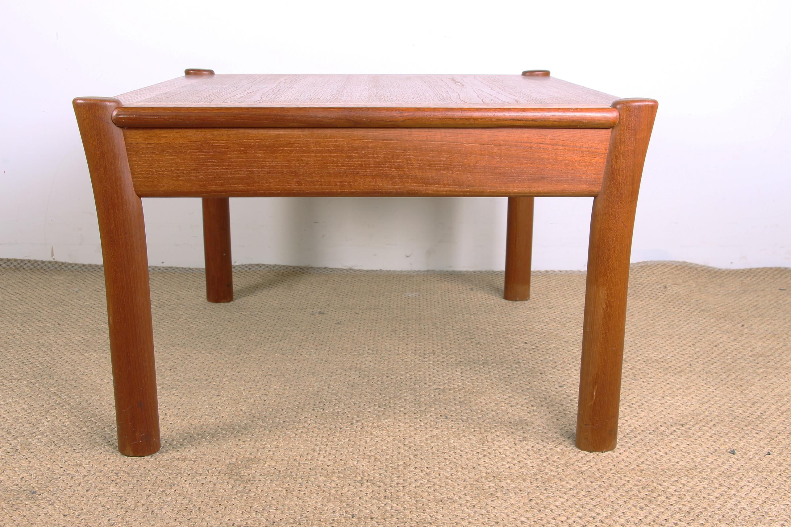 Very pretty Scandinavian coffee table. The rounded base stands out elegantly at every angle. Sober and refined design. The tray is reversible. Very good manufacturing quality.
