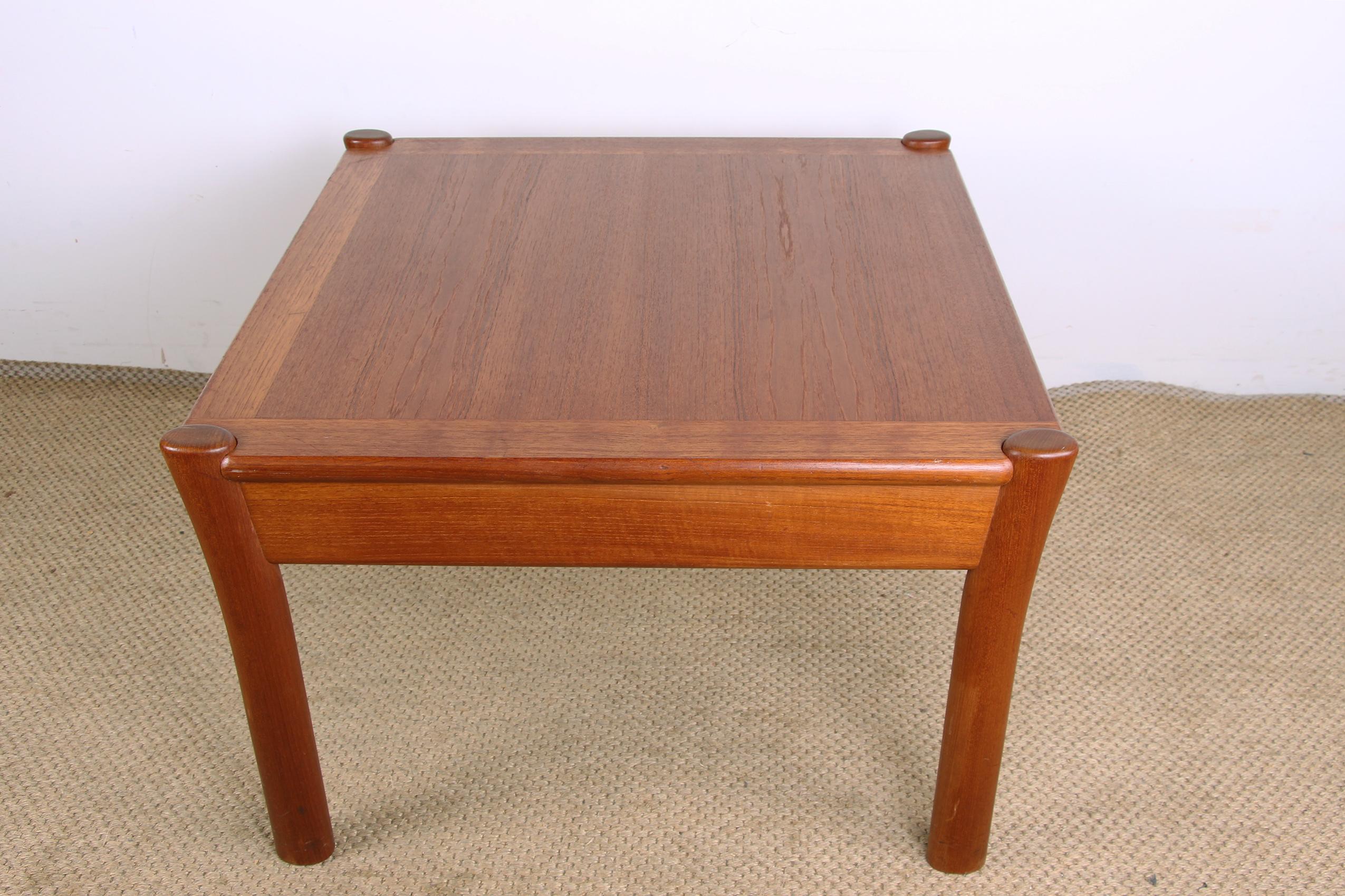 Danish square teak coffee table with reversible top 1960. In Good Condition For Sale In JOINVILLE-LE-PONT, FR