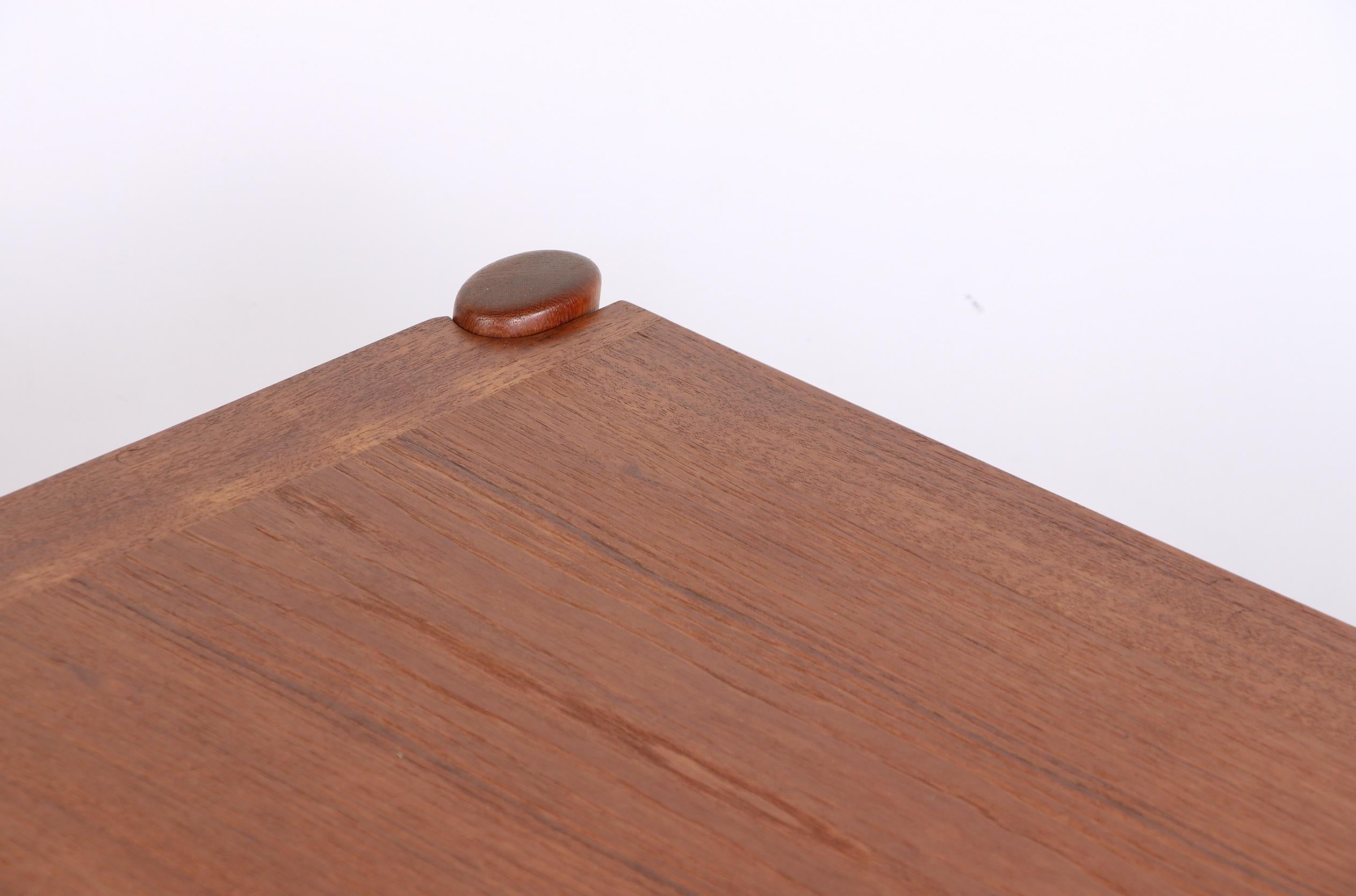 Danish square teak coffee table with reversible top 1960. For Sale 2