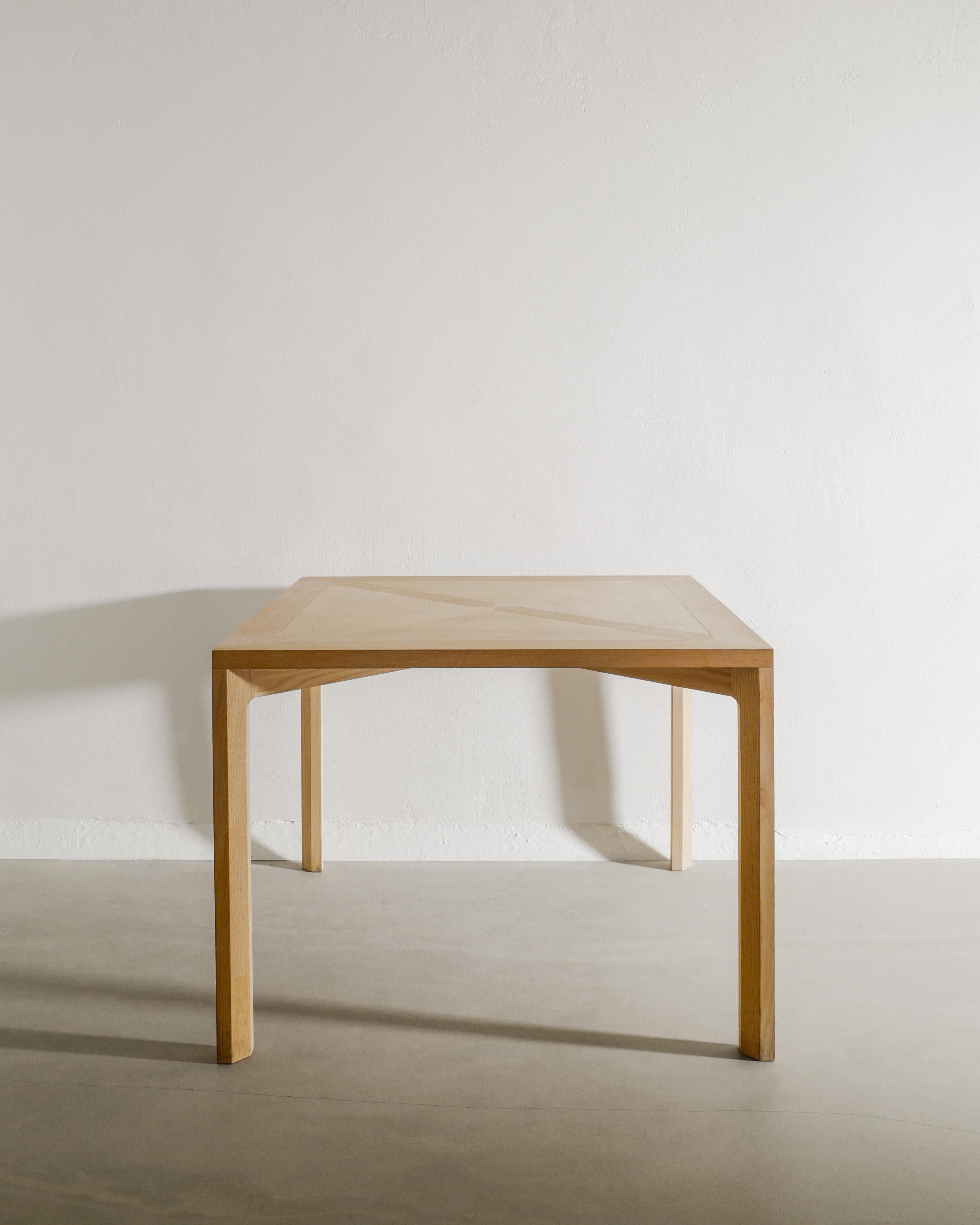 Raro tavolo da pranzo danese quadrato in legno massiccio di frassino con gambe scultoree e piano decorativo con cornice a x. Disegnato da Poul Kjaerholm e prodotto e marchiato da PP Møbler in Danimarca nel 1999. Funziona benissimo come tavolino o