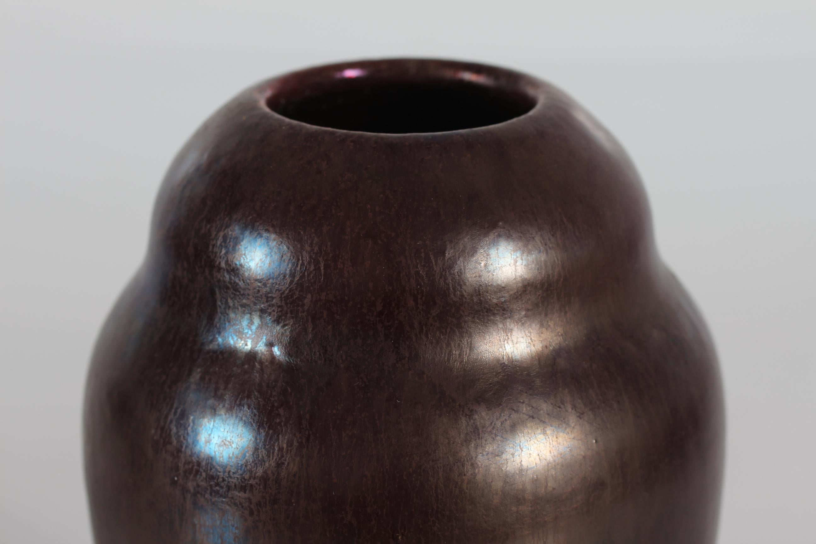Ceramic vase made by the Danish ceramist Søren Kongstrand (1872-1951) - signed SK for Søren Kongstrand
The vase is decorated with a red brown Lustre glaze.

Søren Kongstrand and his Assisten Jens Pedersen were pioneers of the time and well know