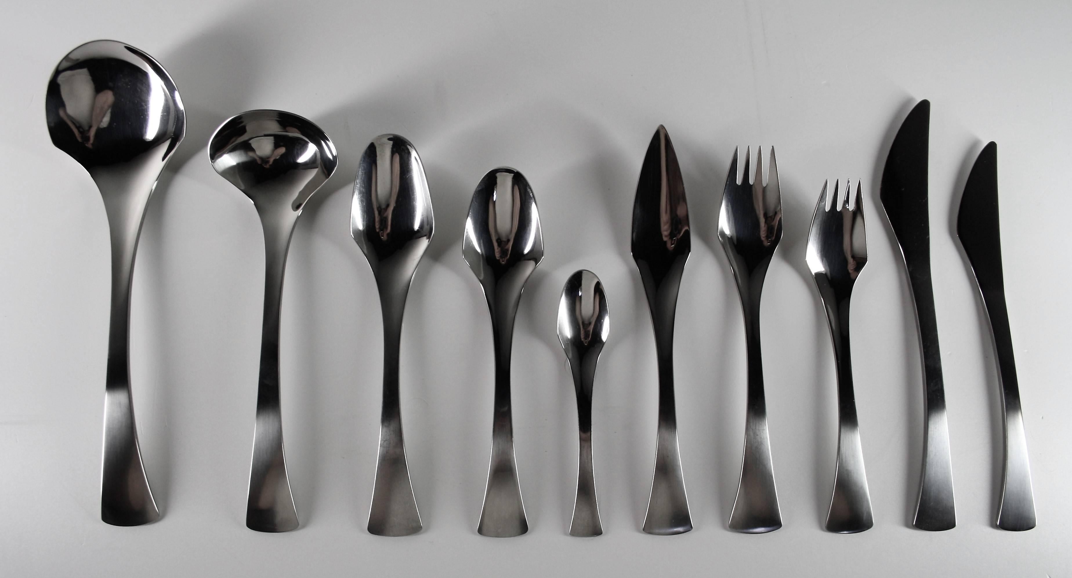 A complete Ib Bluitgen Danish stainless steel flatware dinner set of 87 pieces in their original box (one storage box is missing).
Ib Bluitgen worked for Georg Jensen in his early days.
The complete set is in perfect condition.
The set was never