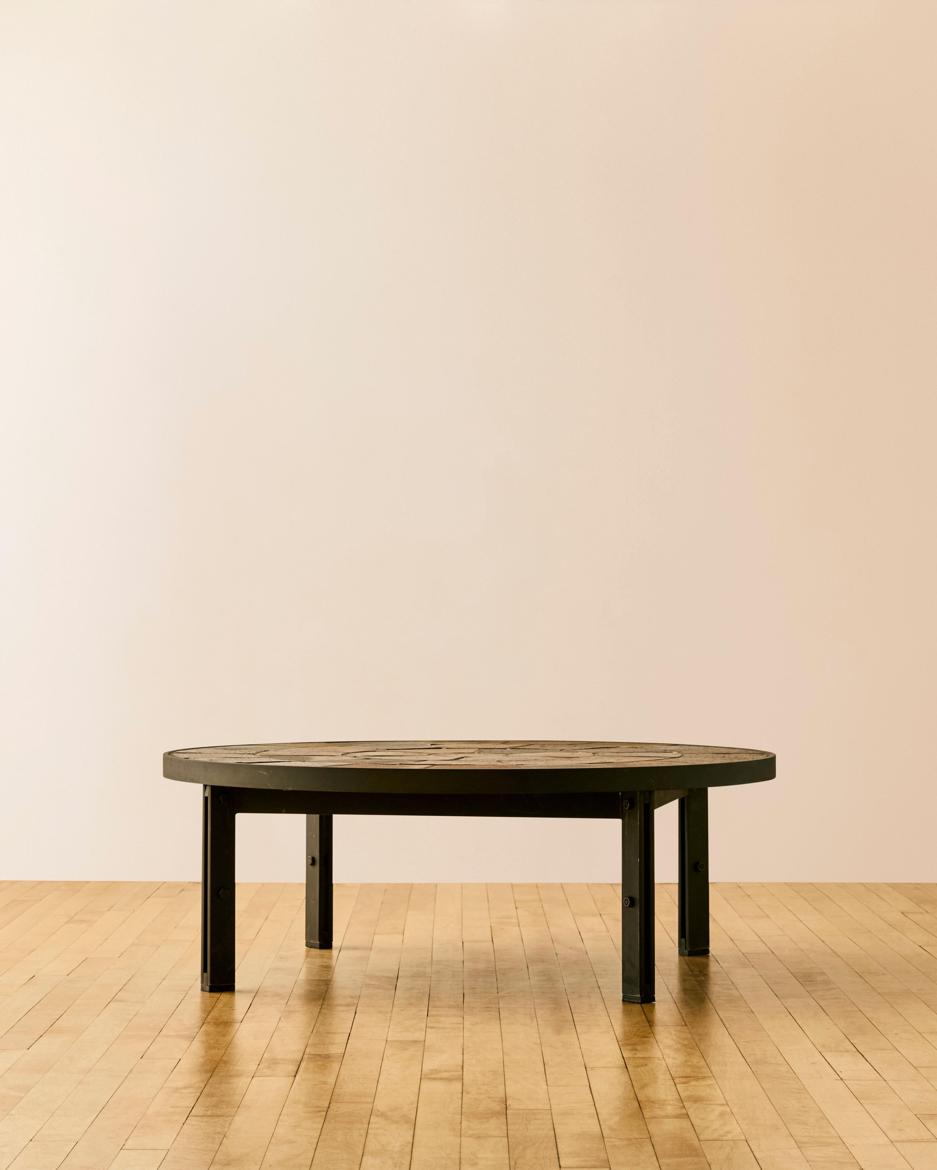 Table basse ronde danoise en acier et carreaux de céramique incrustés, signée Steele.