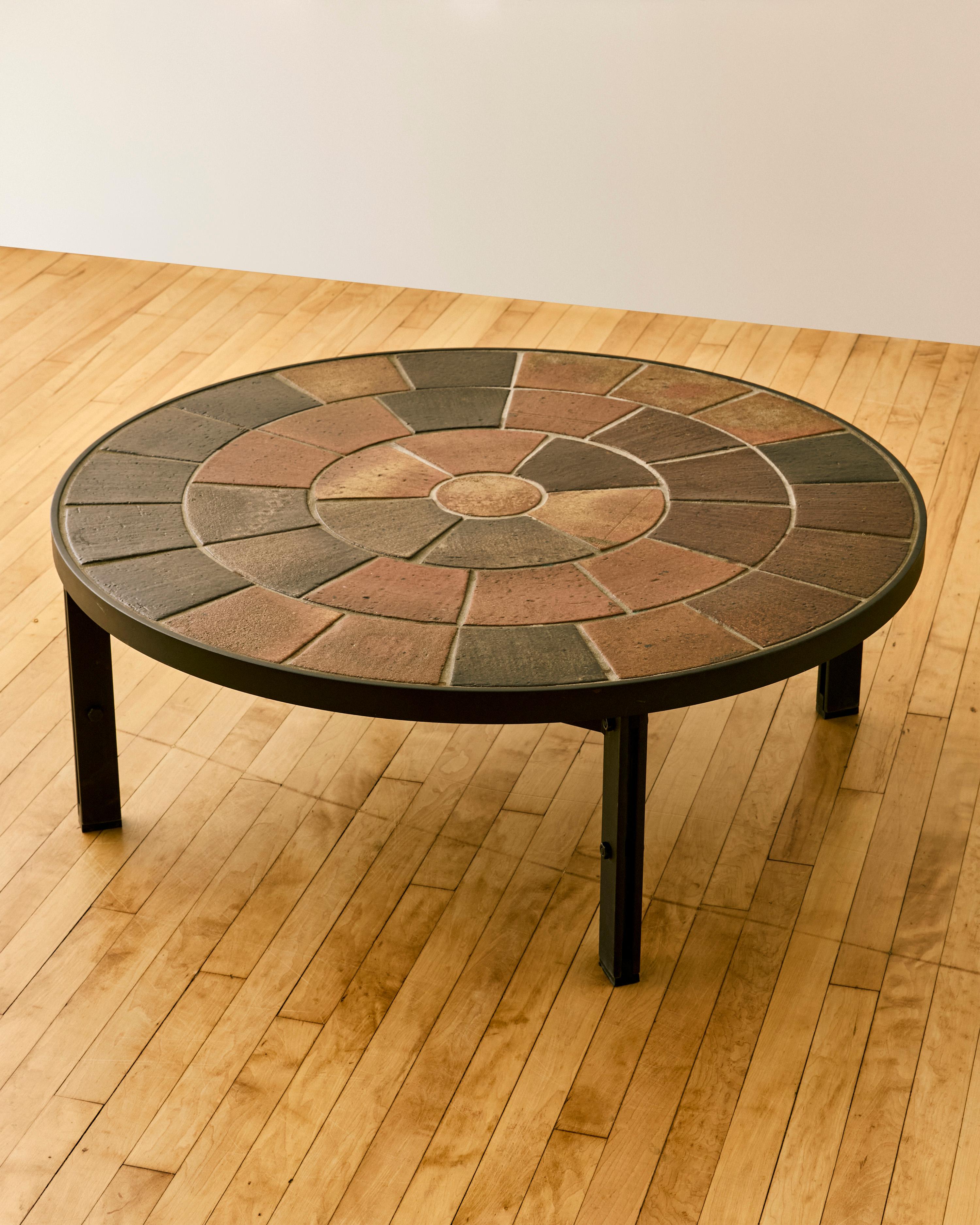 Danois Table basse ronde danoise en acier et céramique par Britt Sallingboe en vente