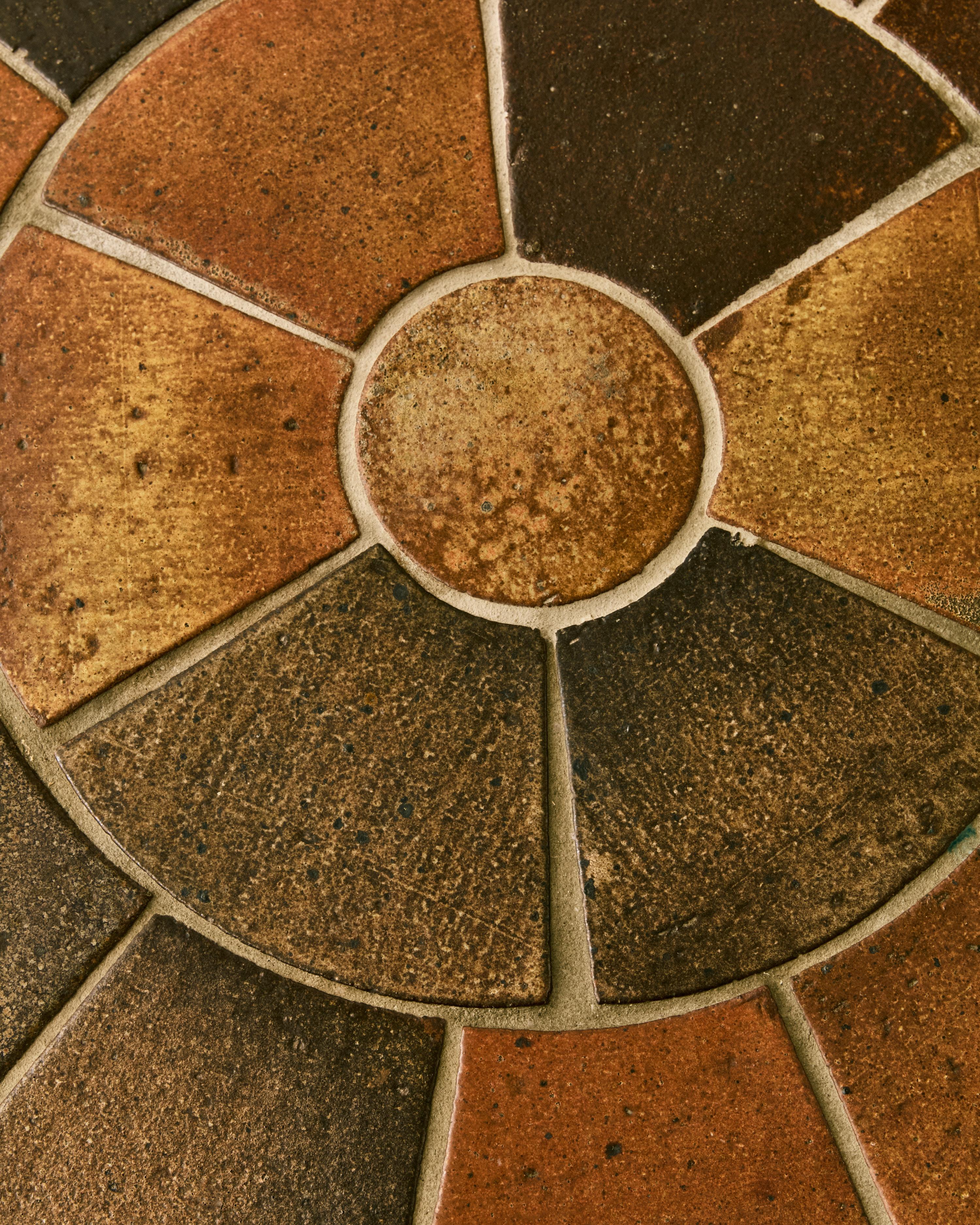 Table basse ronde danoise en acier et céramique par Britt Sallingboe Bon état - En vente à Long Island City, NY