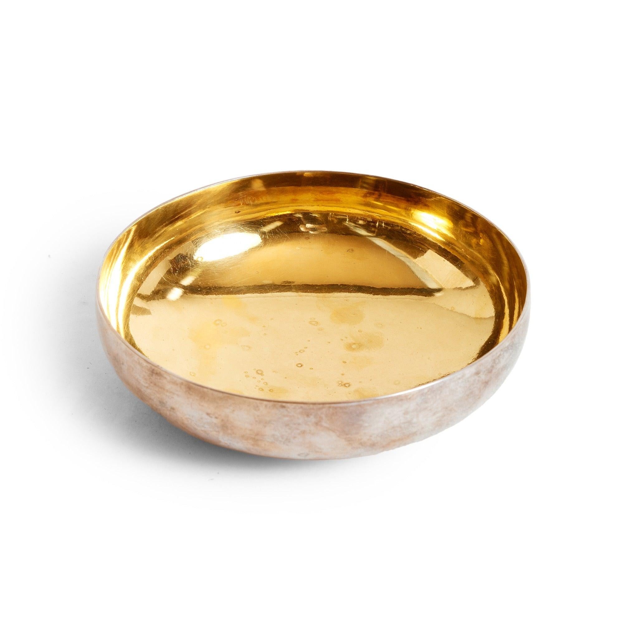 Una ciotola modernista in argento sterling.