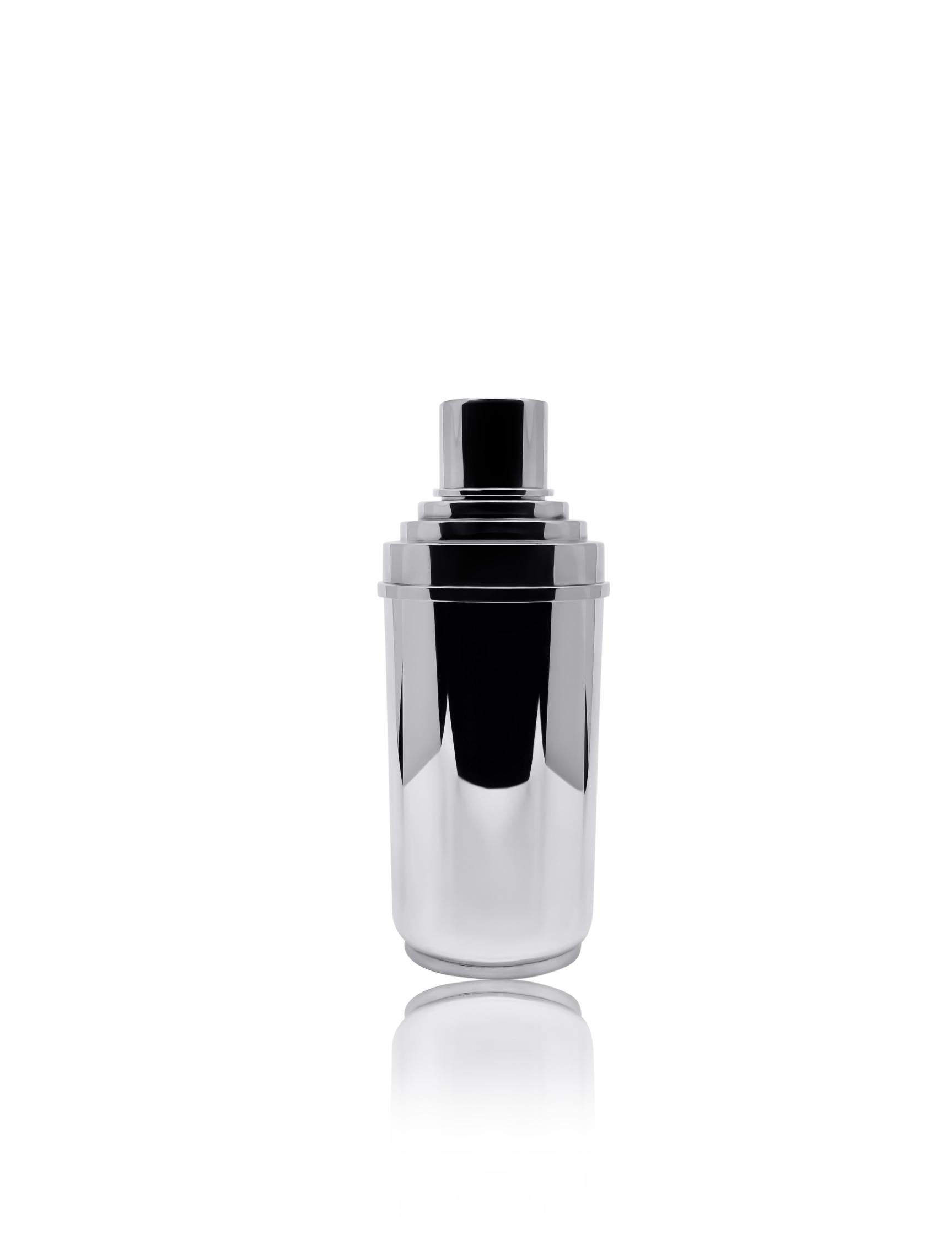 A Danish sterling silver cocktail shaker designed and meticulously crafted by Erik Sjødahl (Sjodahl), renowned as one of Denmark’s finest silversmiths and designers. The cocktail shaker is composed of three parts. The vessel features a ring foot and