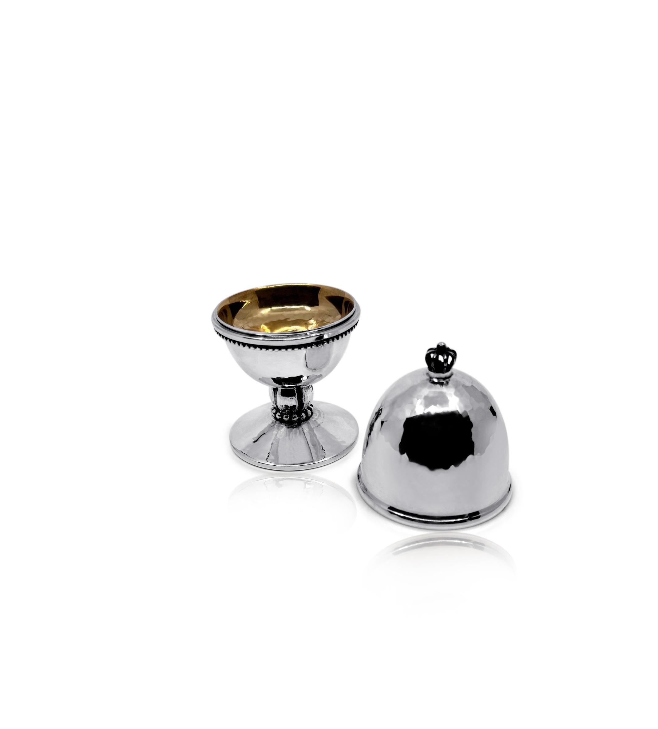 Fabriquée à la main au Danemark, cette coupe à caviar en argent sterling avec couvercle est un chef-d'œuvre de l'orfèvre contemporain de Copenhague R. Holmsted. La coupe en trois parties est méticuleusement martelée à la main, ce qui témoigne d'un