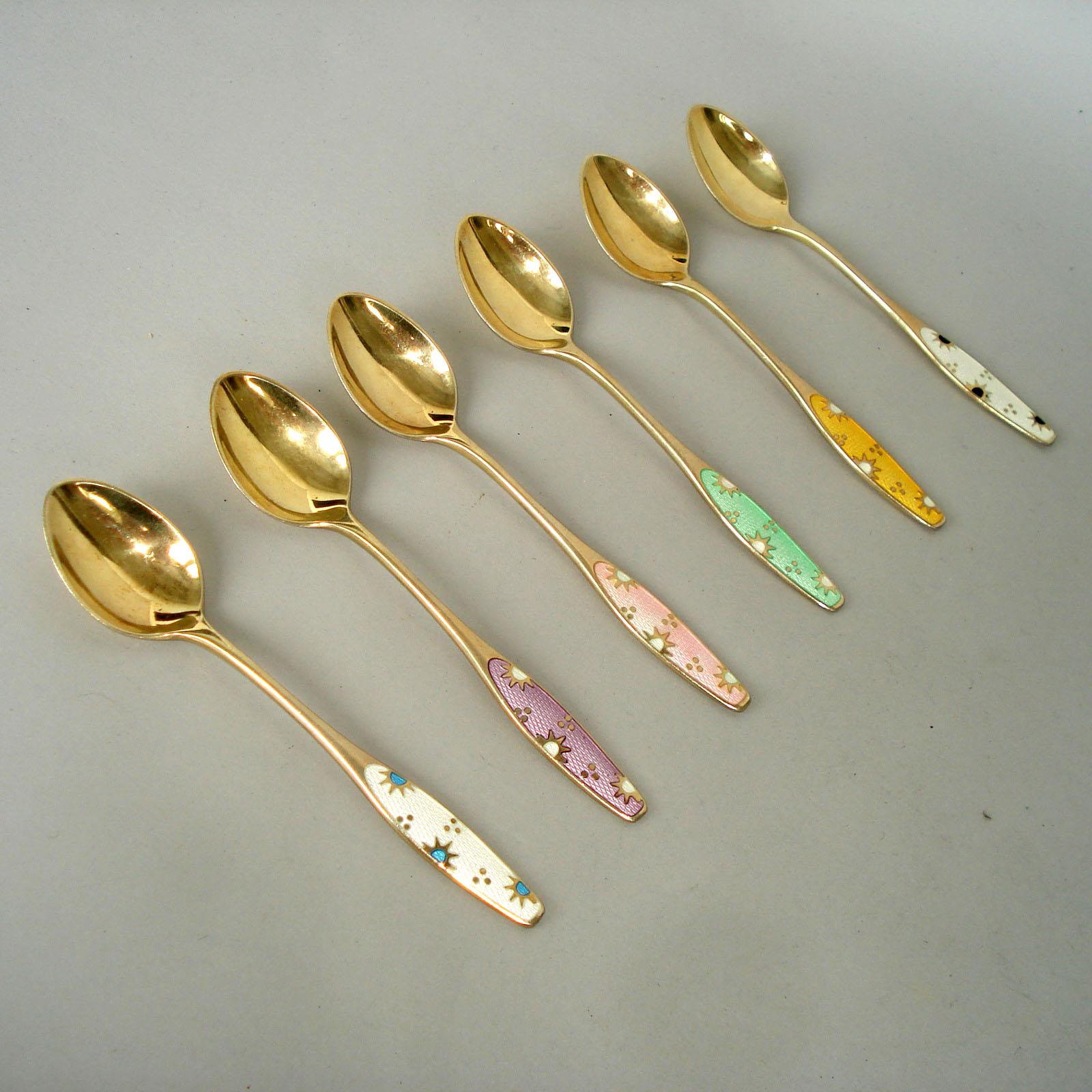 Juego de seis cucharas danesas de plata de ley dorada con esmalte policromado, hacia 1930, con matasellos 