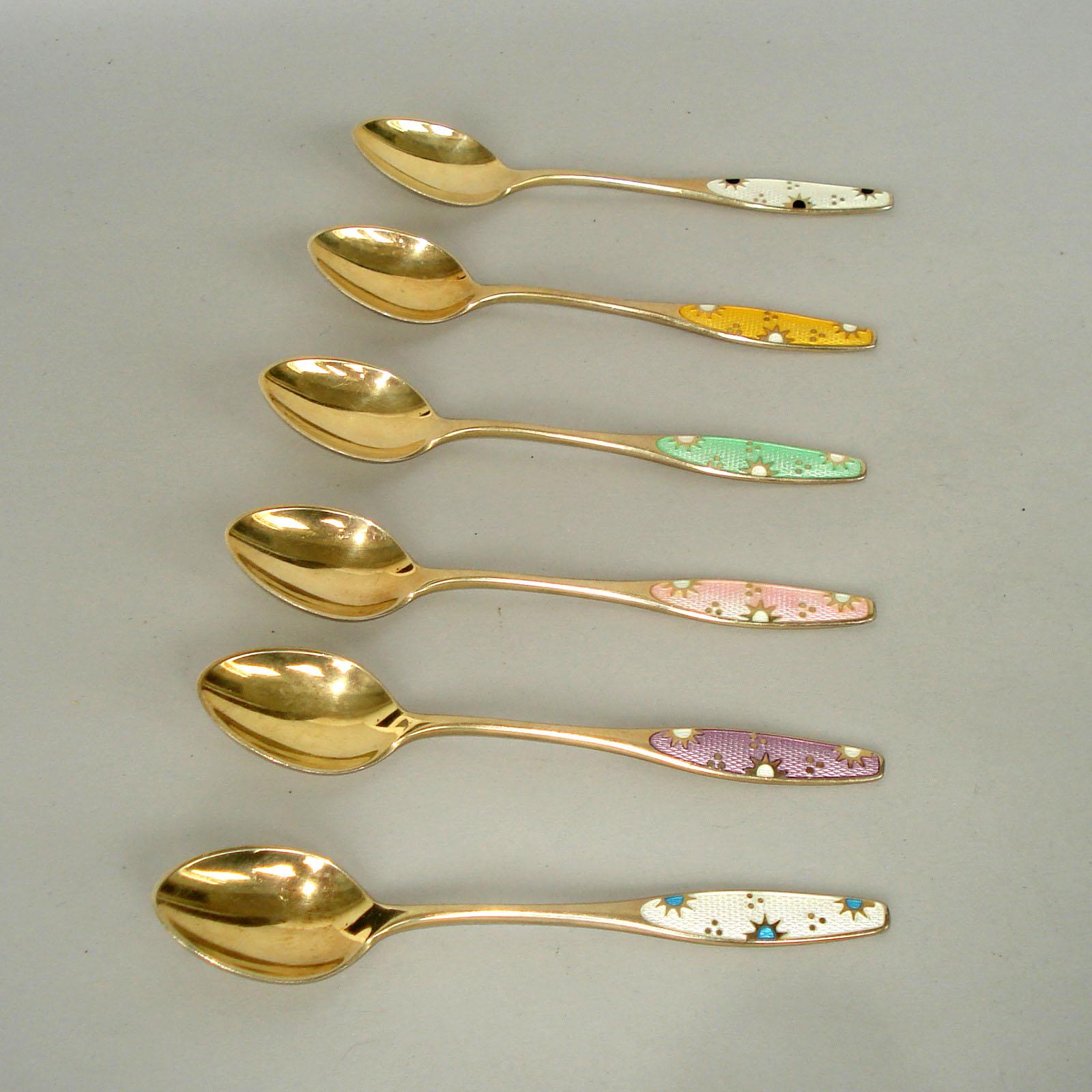 Cucharas danesas de plata de ley, doradas, esmalte policromado, juego de seis, hacia 1930 Danés en venta