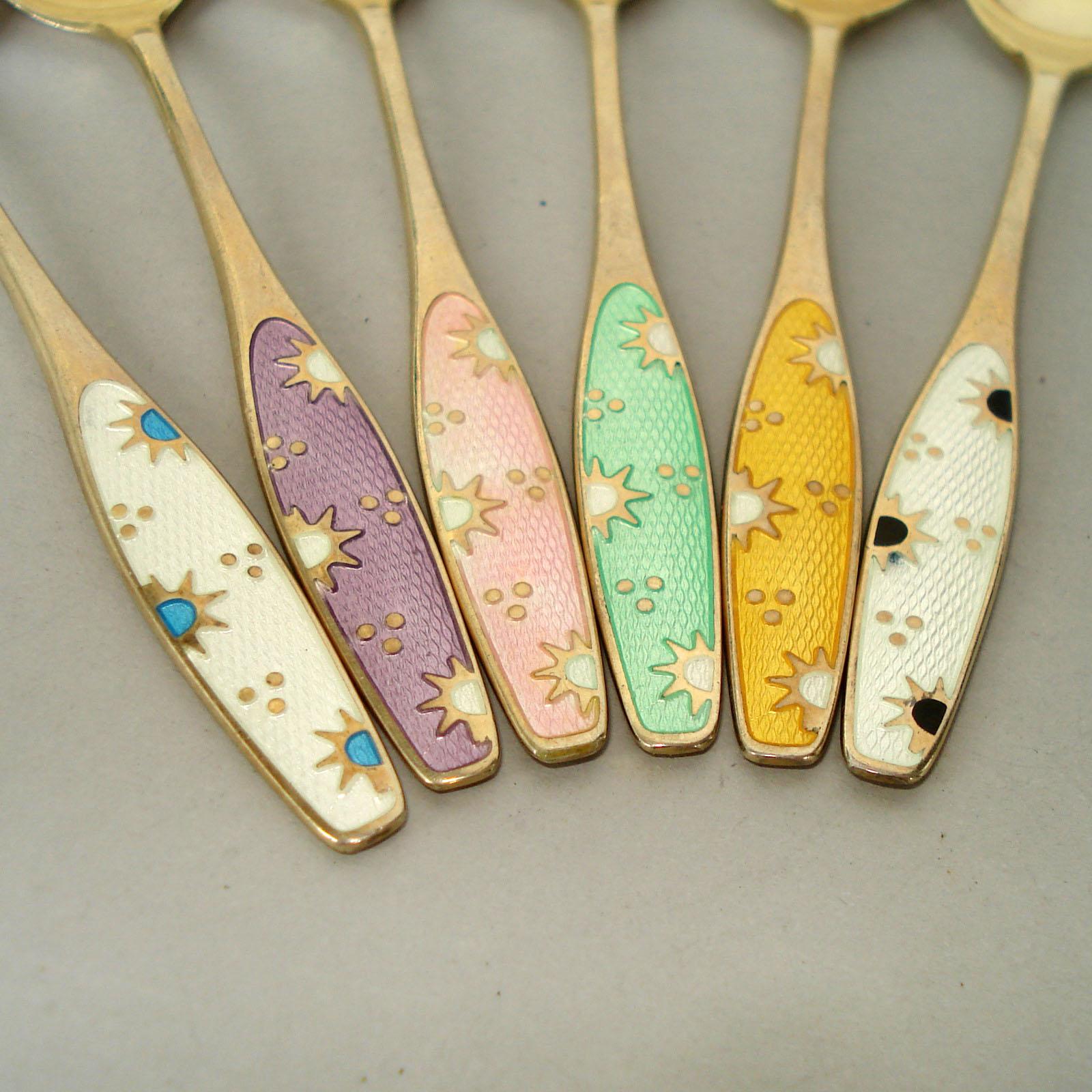 Cucharas danesas de plata de ley, doradas, esmalte policromado, juego de seis, hacia 1930 mediados del siglo XX en venta