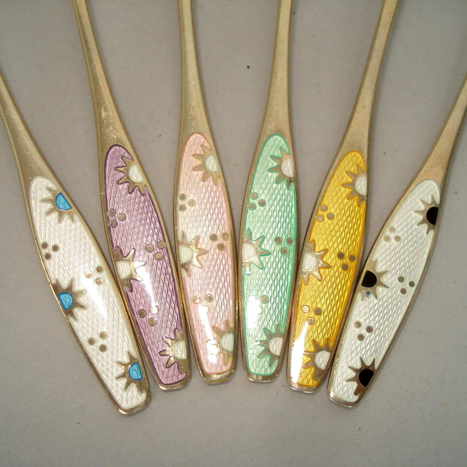 Cucharas danesas de plata de ley, doradas, esmalte policromado, juego de seis, hacia 1930 Plata esterlina en venta