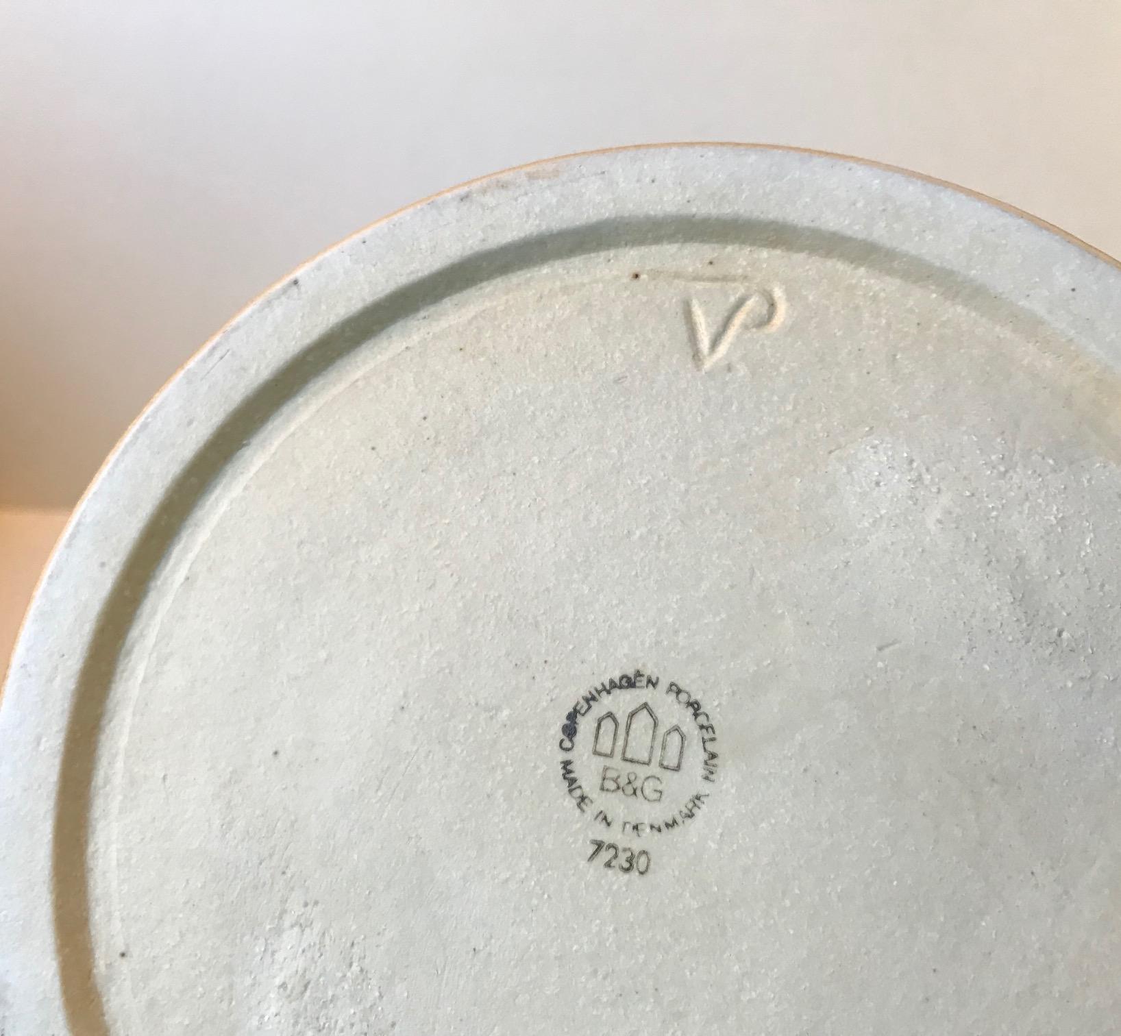 Mid-Century Modern Danish Stoneware Dish by Valdemar Petersen for Bing & Grøndahl, 1960s For Sale