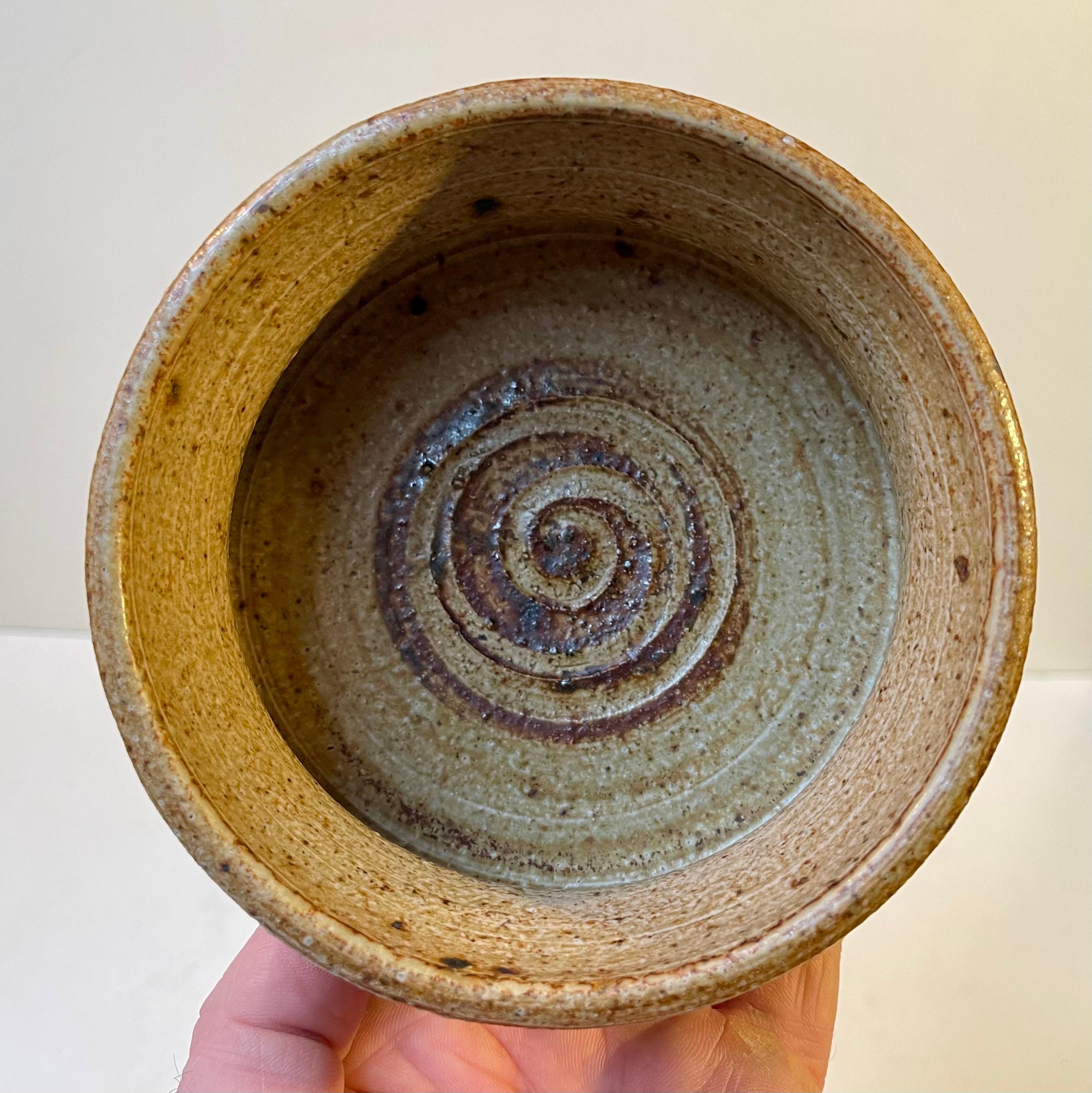 Scandinave moderne Plat danois en grès avec glaçure en spirale par Tue Poulsen, 1970 en vente