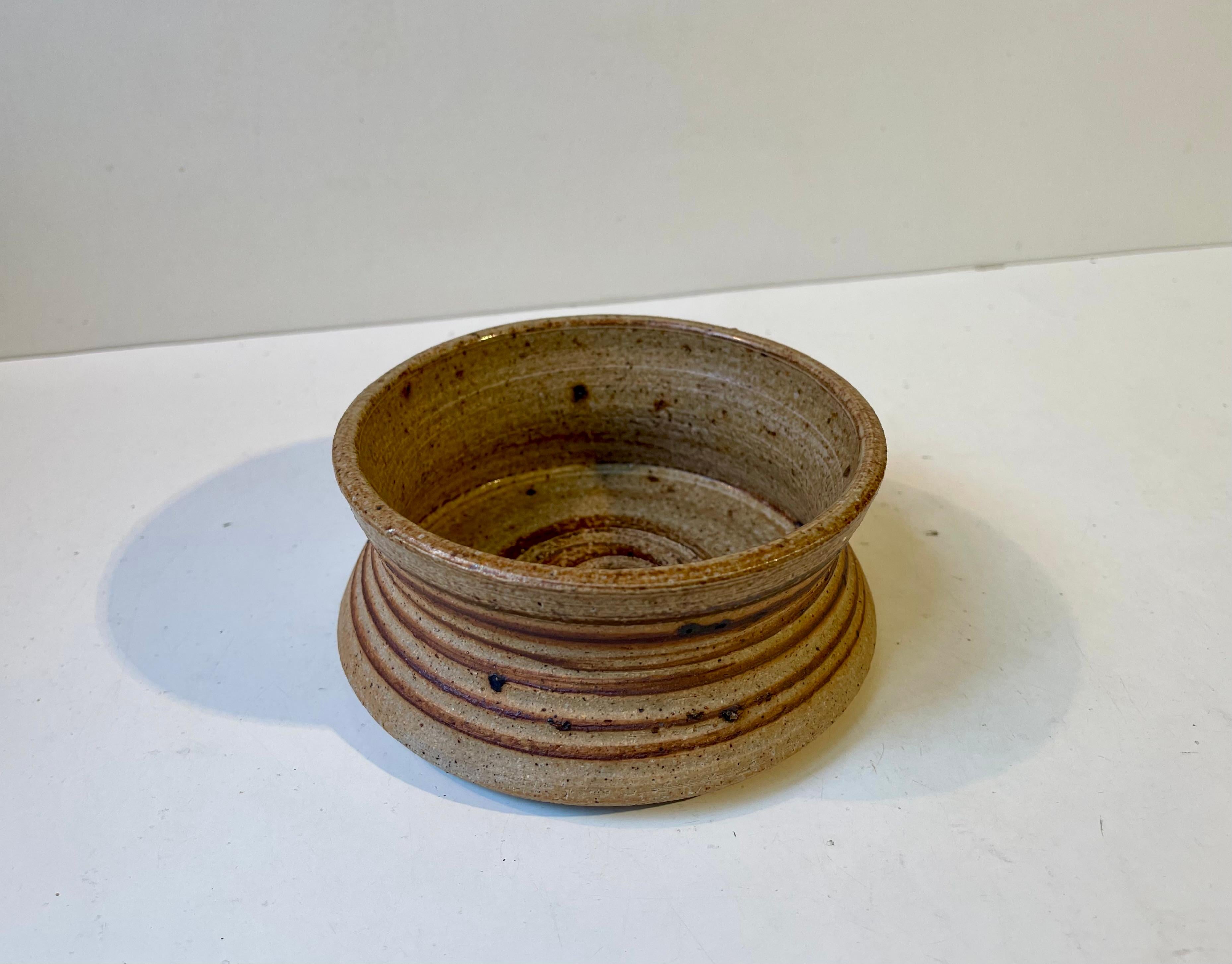 Vernissé Plat danois en grès avec glaçure en spirale par Tue Poulsen, 1970 en vente