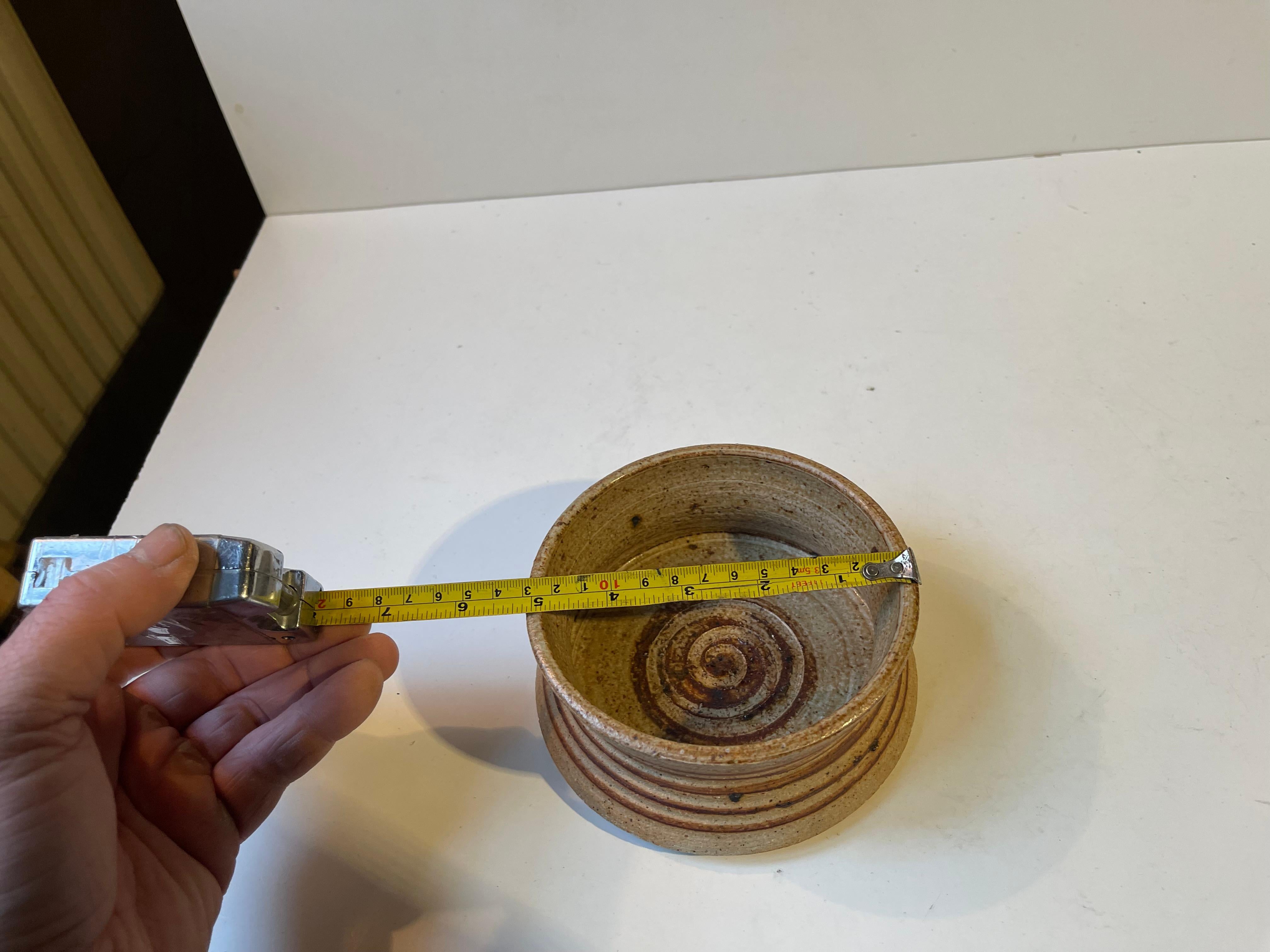 Grès Plat danois en grès avec glaçure en spirale par Tue Poulsen, 1970 en vente