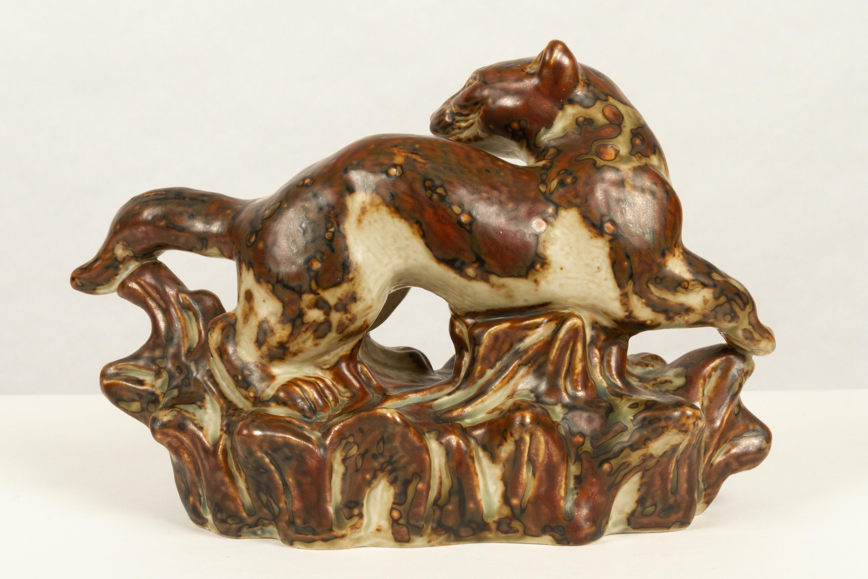Scandinavo moderno Figurina di Stoat in gres danese di Knud Kyhn per Royal Copenhagen, anni '70 in vendita